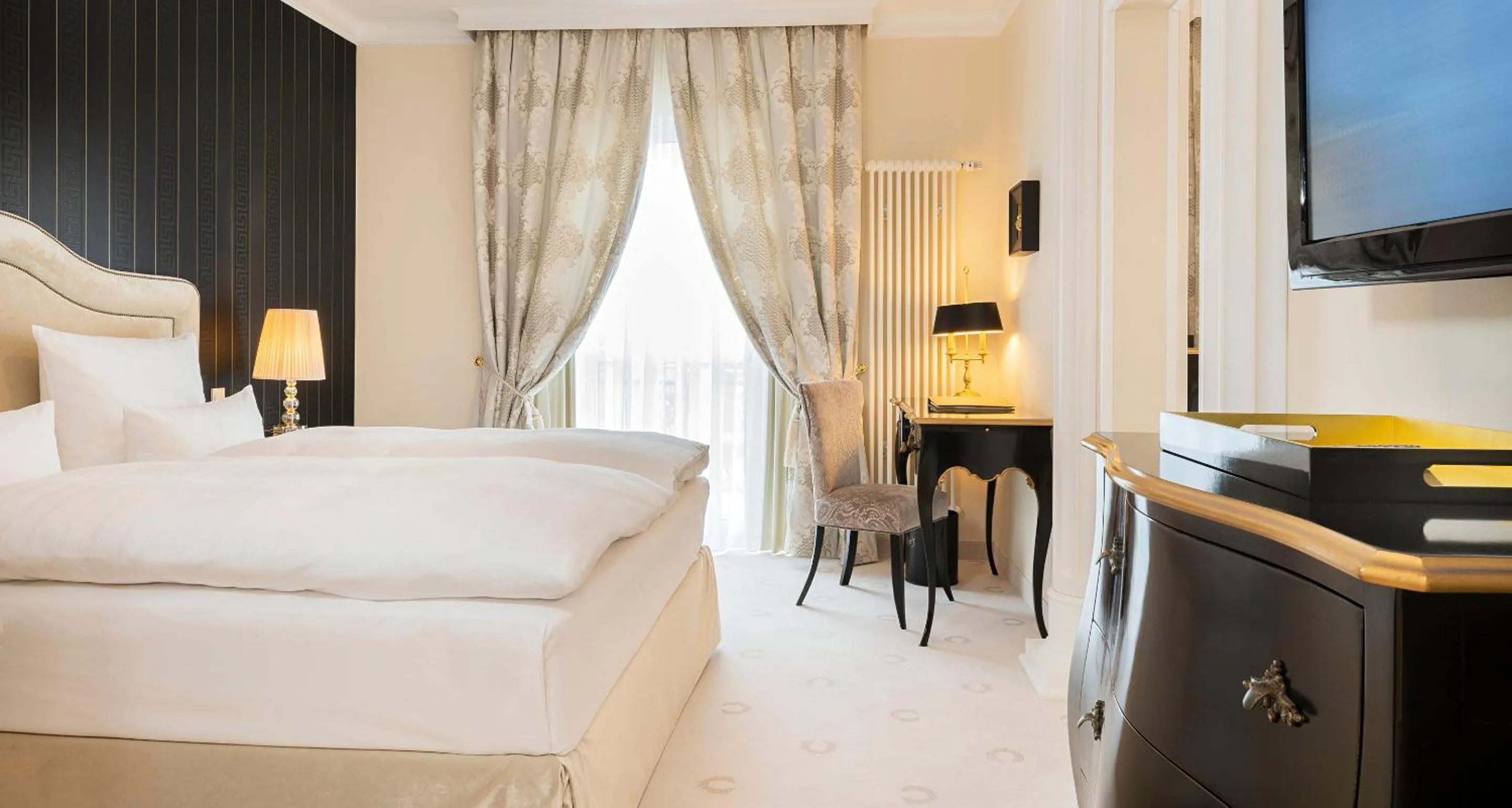 Bed in Victor's Residenz-Hotel Schloss Berg