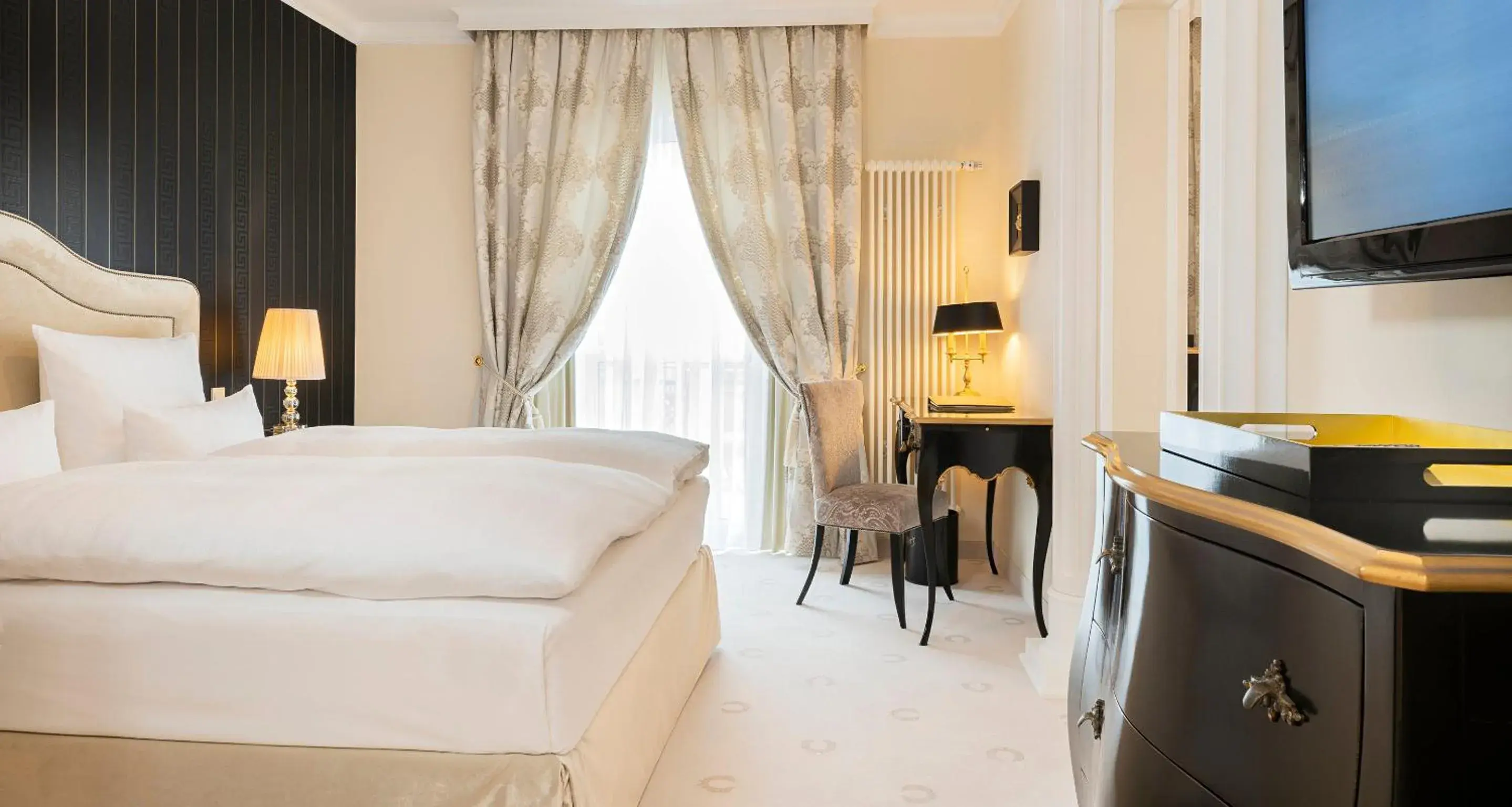 Bed in Victor's Residenz-Hotel Schloss Berg Bed in Victor's Residenz-Hotel Schloss Berg