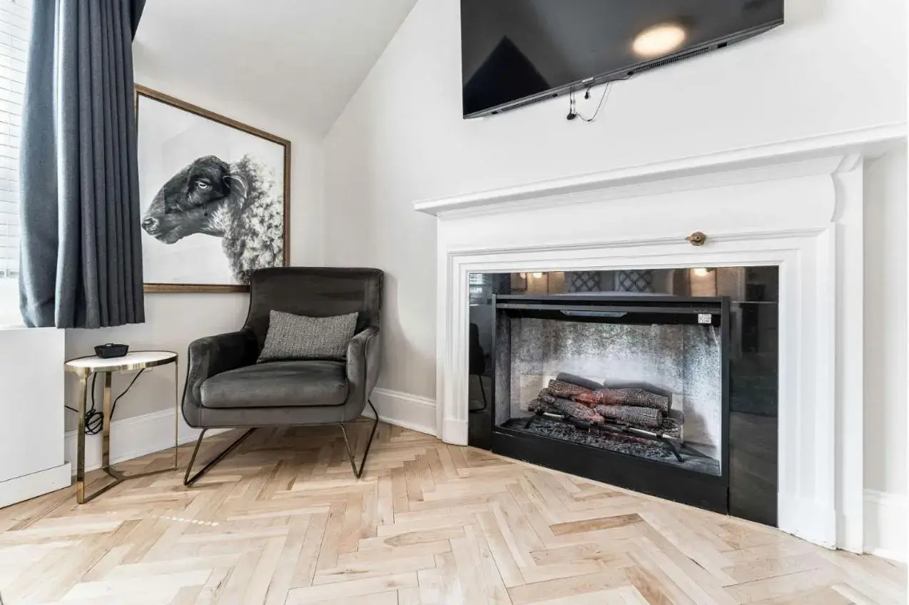 Deluxe Queen Room in The Inn on Officers' Garden Deluxe Queen Room in The Inn on Officers' Garden