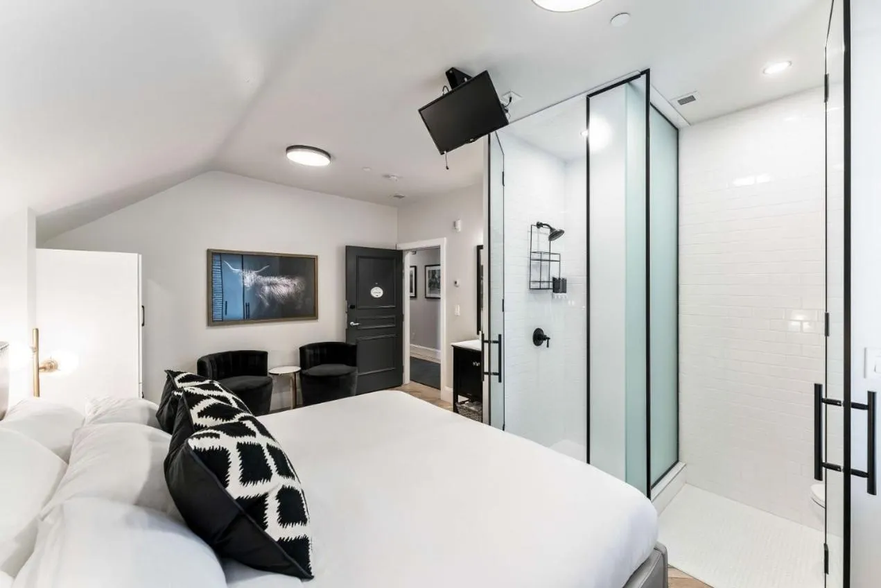 Photo of the whole room, Bed in The Inn on Officers' Garden