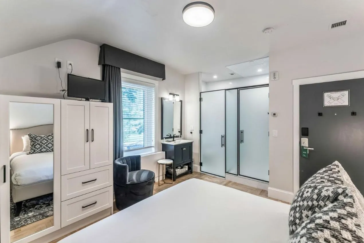 Photo of the whole room, Bed in The Inn on Officers' Garden