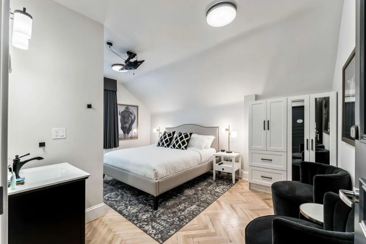 Photo of the whole room, Bed in The Inn on Officers' Garden