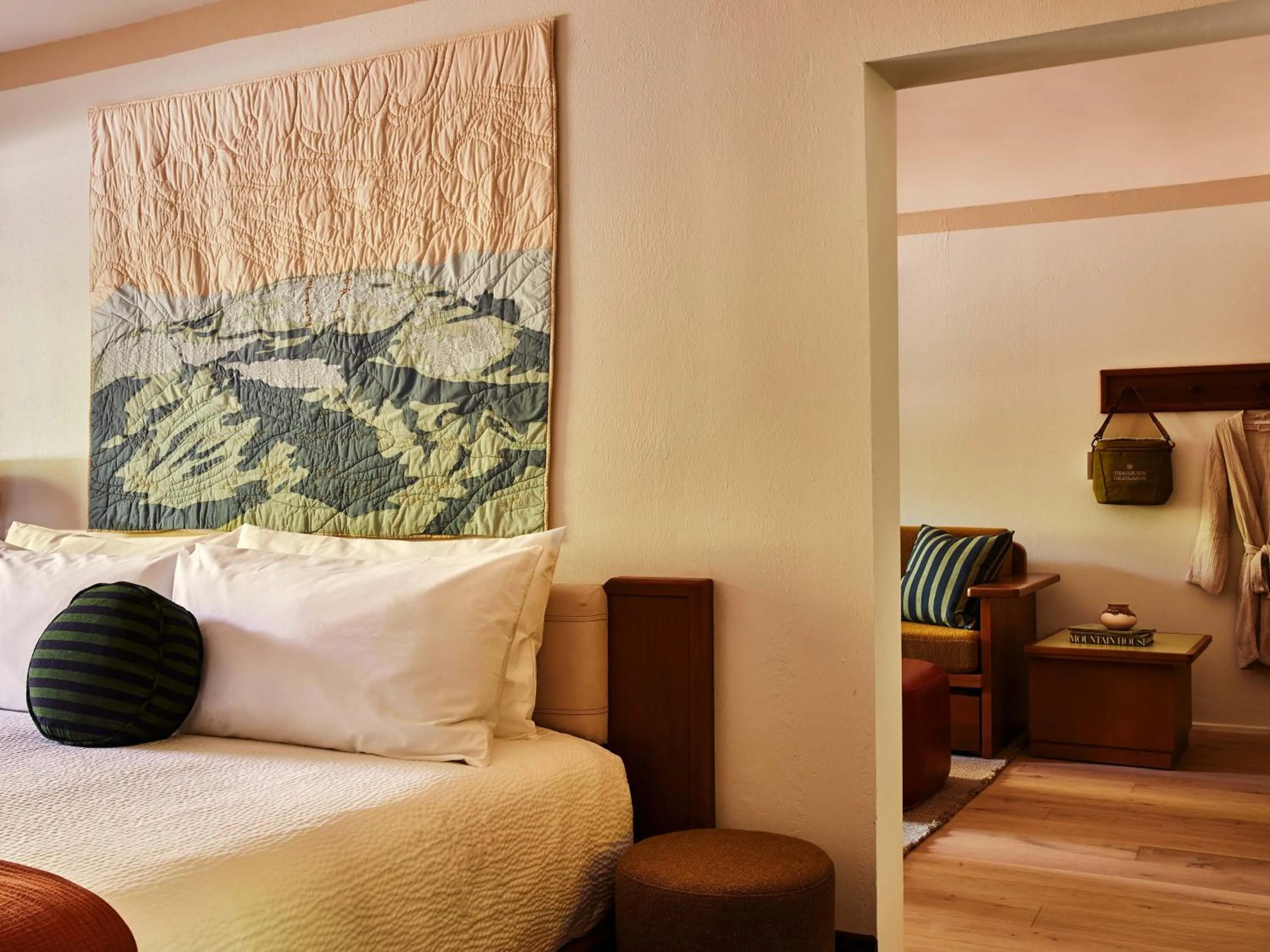 Bed in Highlands Inn Lodge