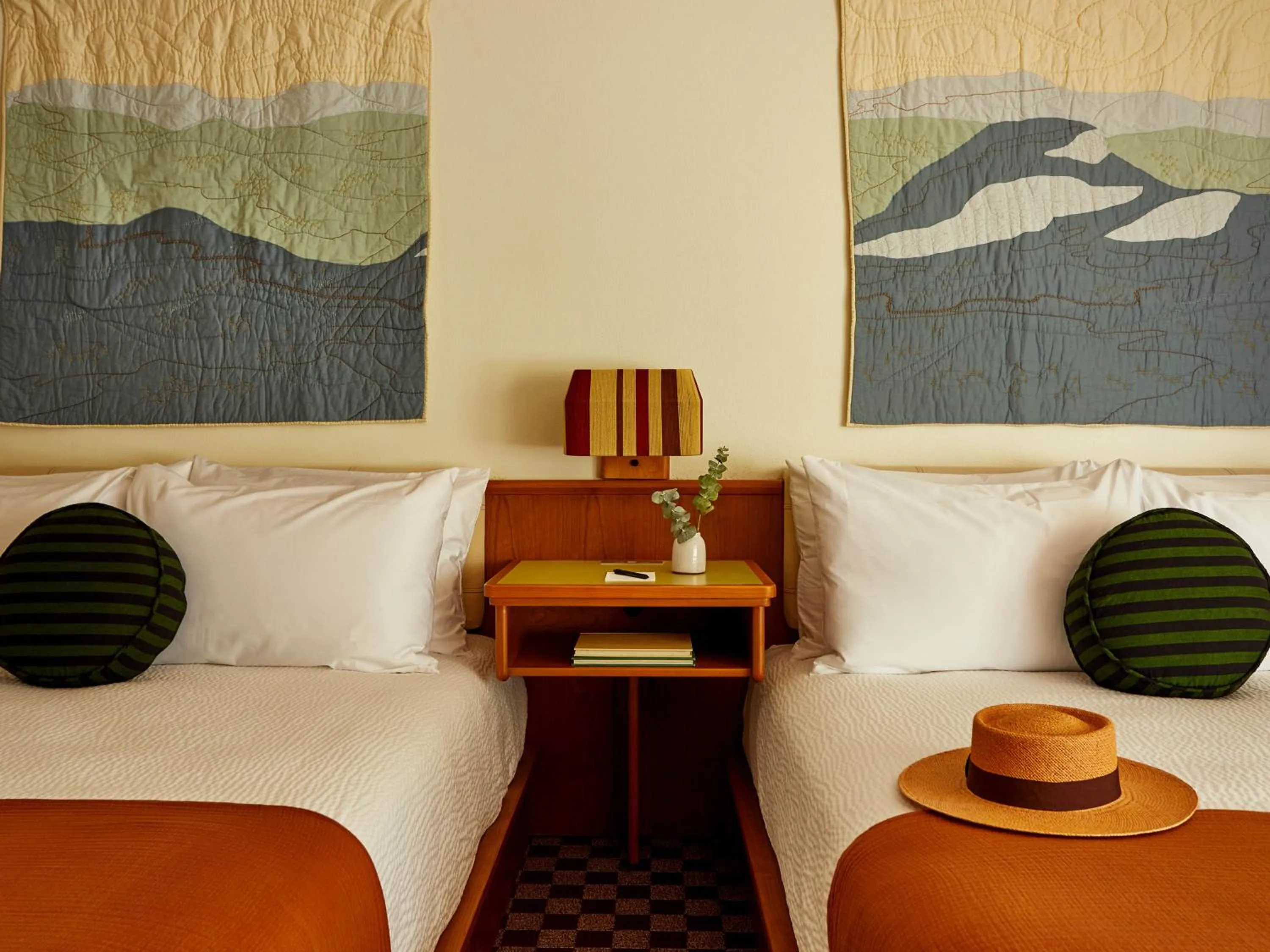 Bed in Highlands Inn Lodge