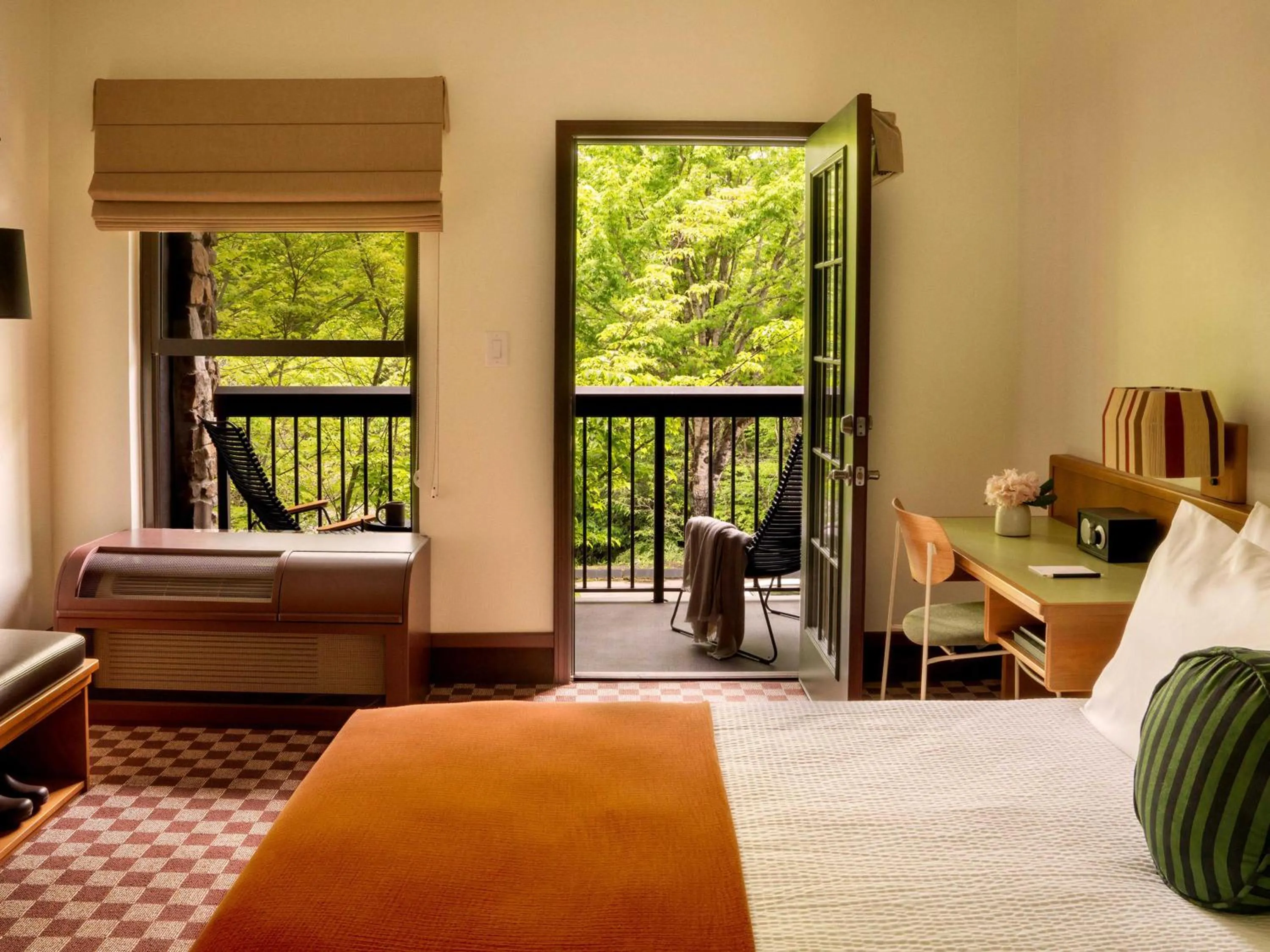 Bed in Highlands Inn Lodge