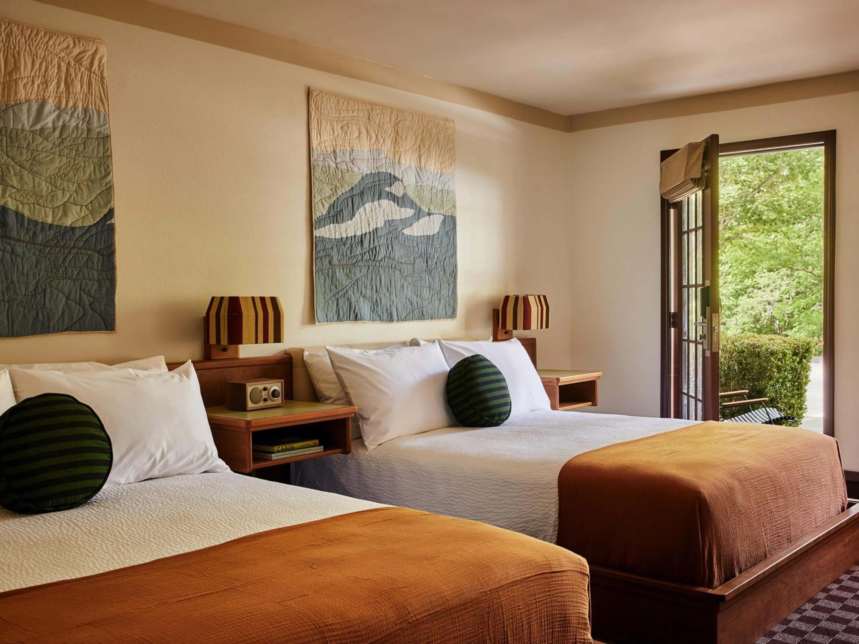 Bed in Highlands Inn Lodge