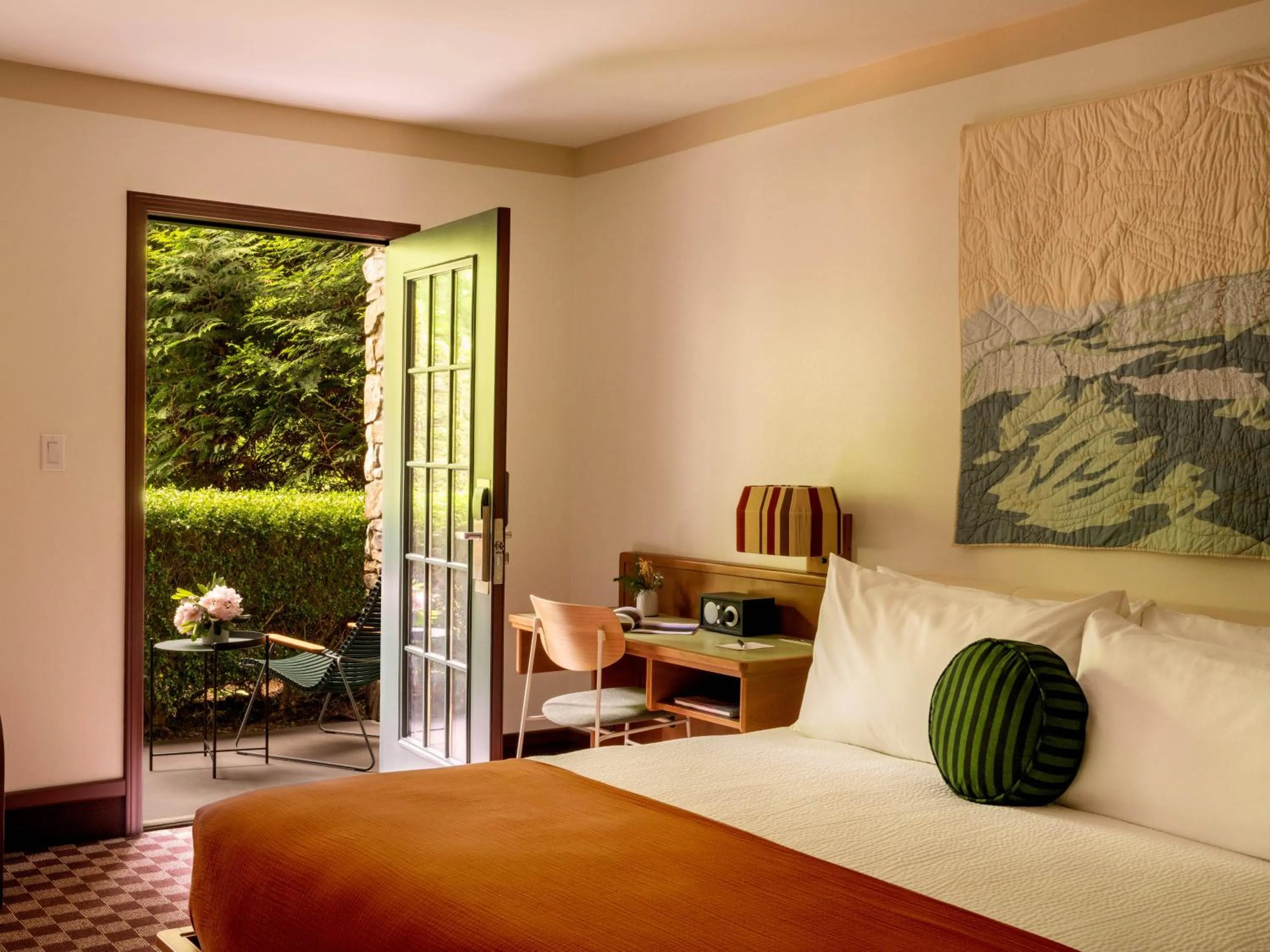 Bed in Highlands Inn Lodge