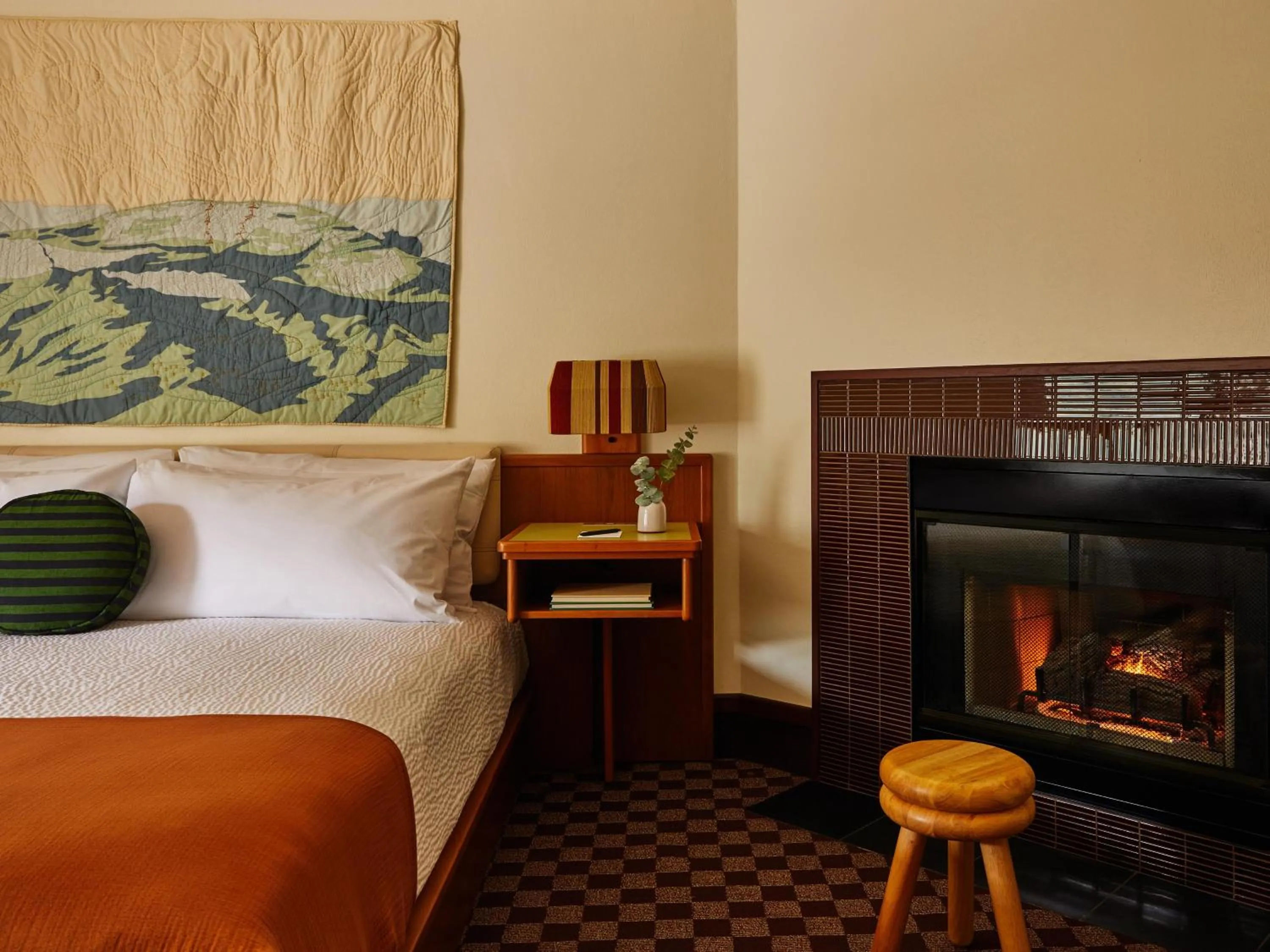 Bed in Highlands Inn Lodge