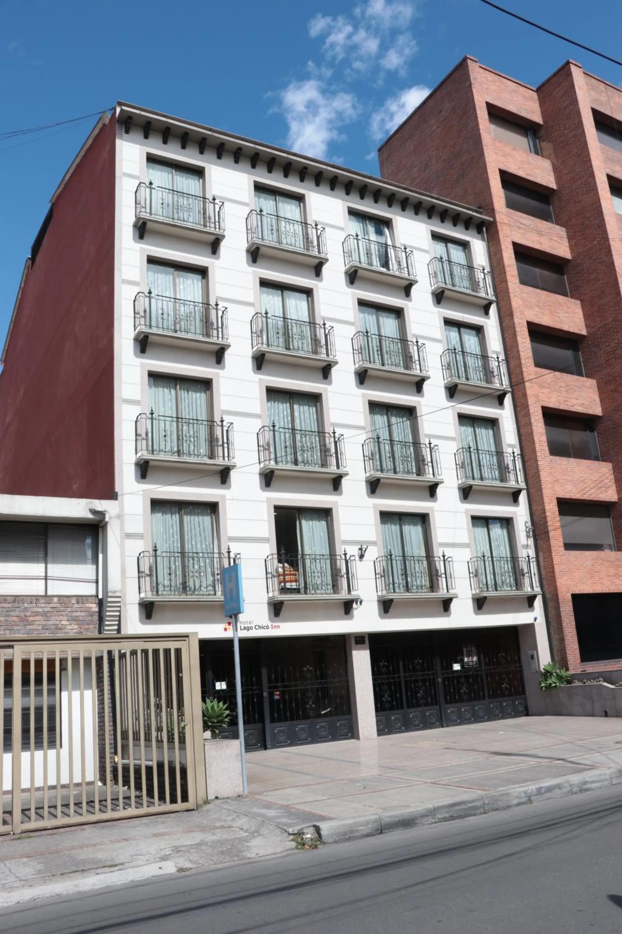 Property building in Hoteles Bogotá Inn Lago Chico Zona Rosa