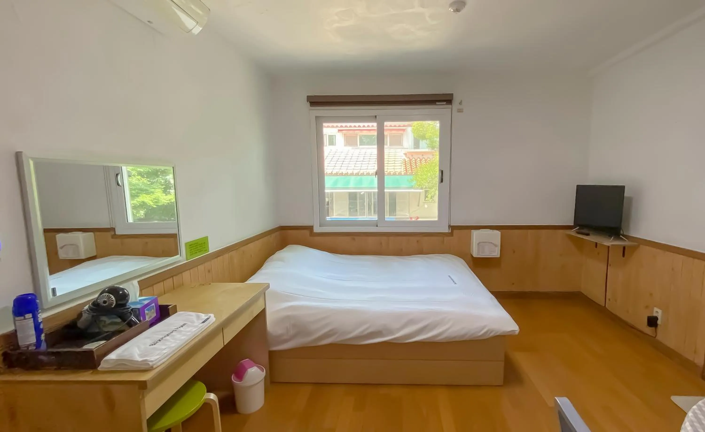 Bed in Backpacker's Home