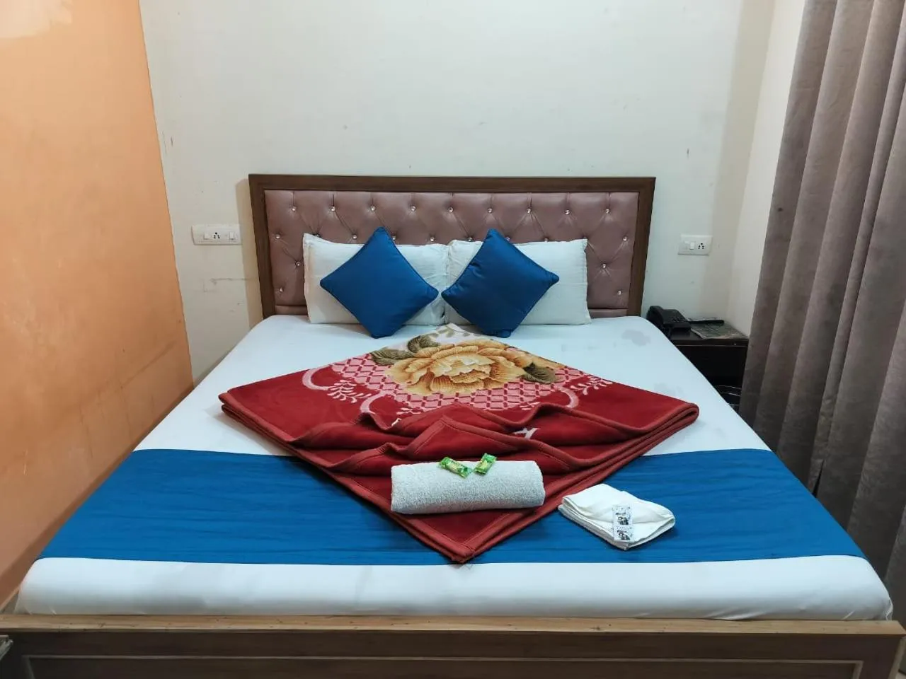 Bedroom, Bed in HOTEL HOLIDAY INN PARADISE