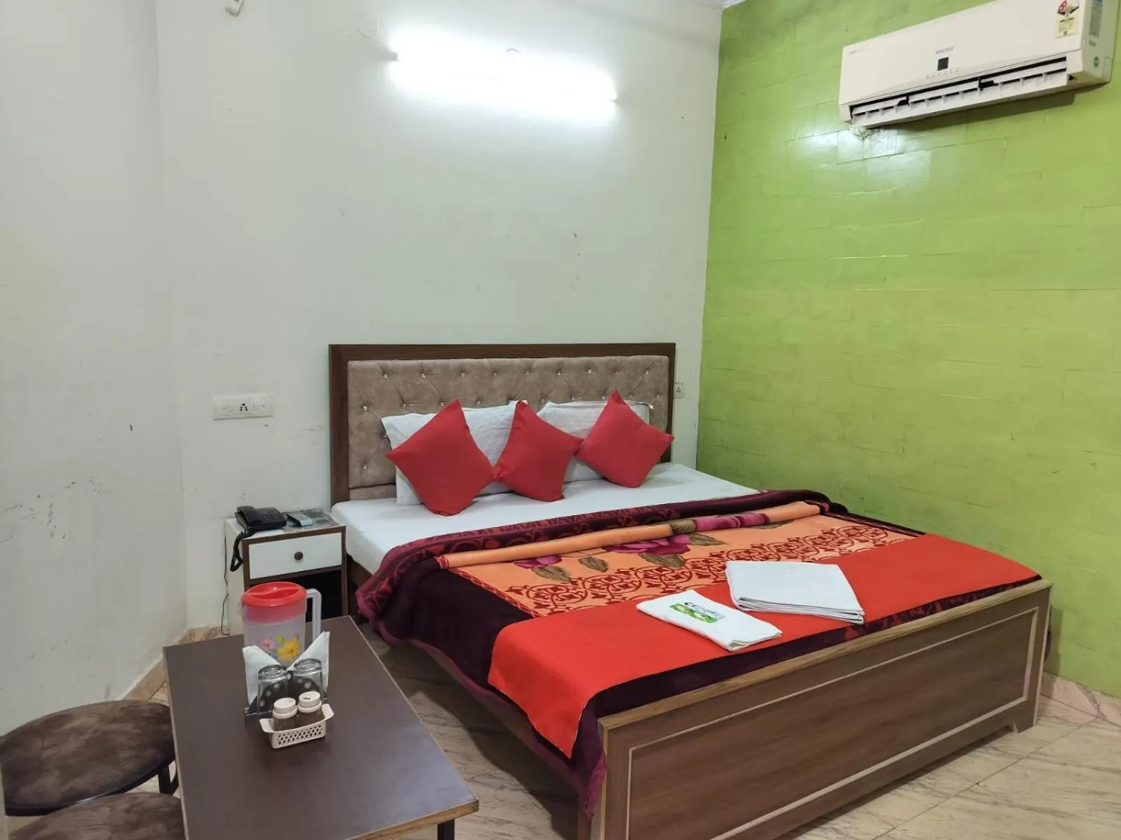 Bedroom, Bed in HOTEL HOLIDAY INN PARADISE