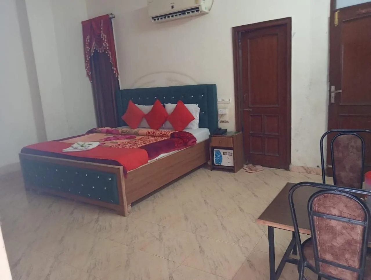 Bedroom, Bed in HOTEL HOLIDAY INN PARADISE