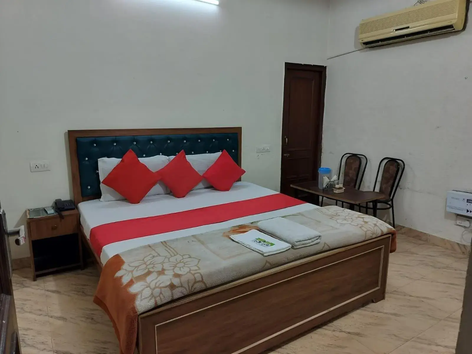 Bed in HOTEL HOLIDAY INN PARADISE Bed in HOTEL HOLIDAY INN PARADISE