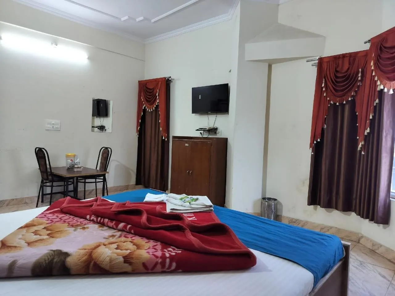 Balcony/Terrace, Bed in HOTEL HOLIDAY INN PARADISE