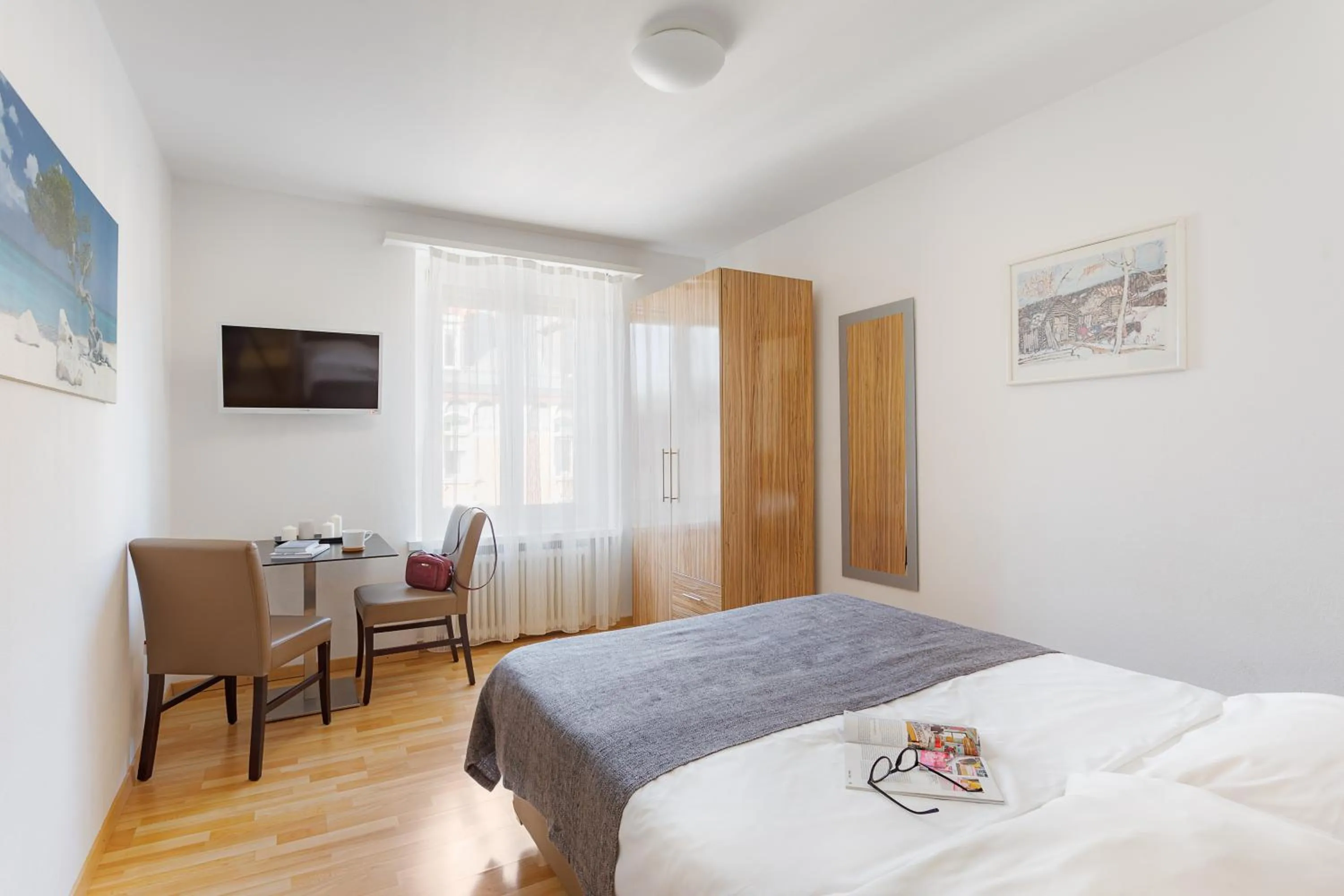 Photo of the whole room, Bed in Swiss Star Aussersihl - Self Check-In