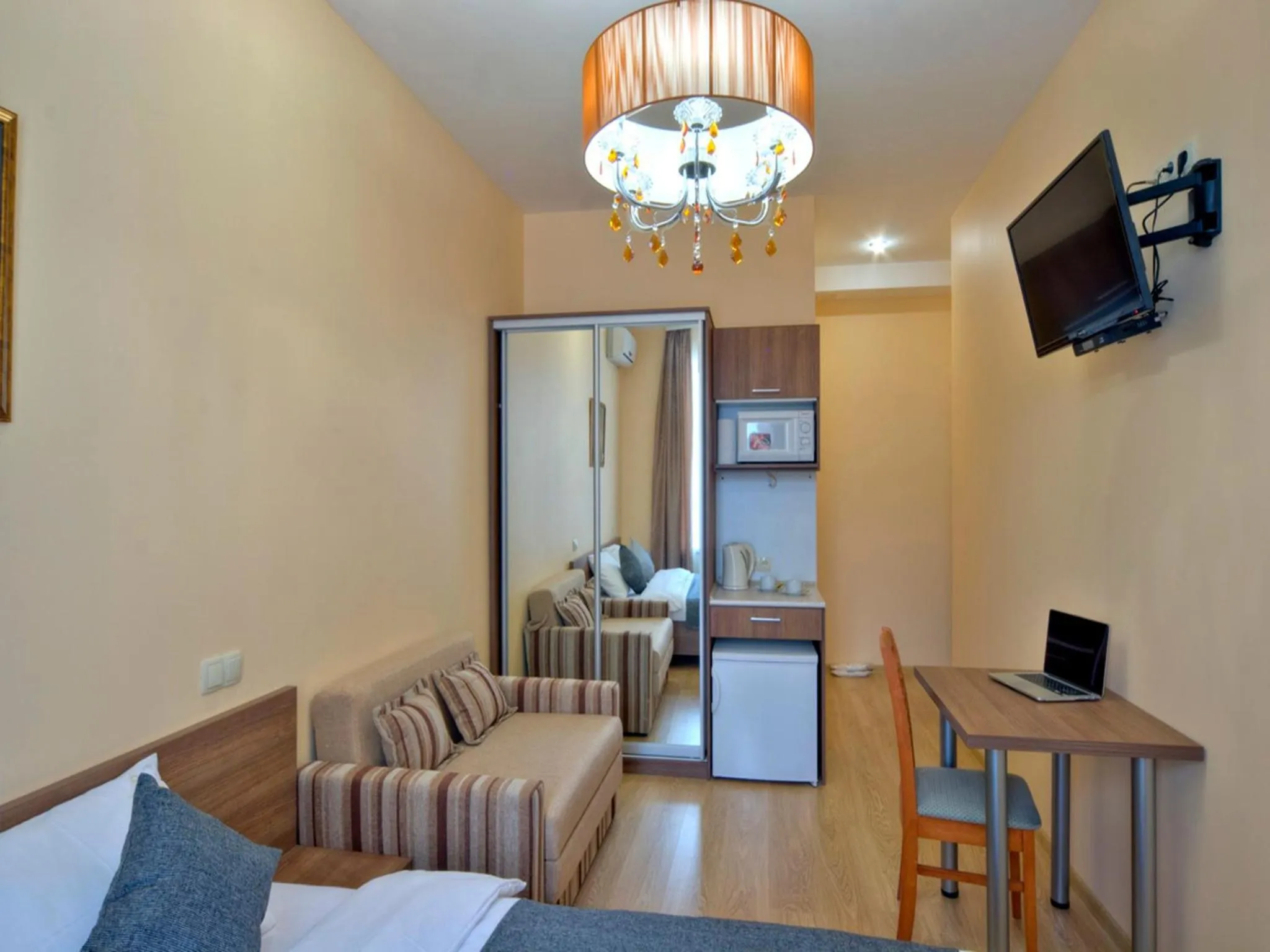 Photo of the whole room in Golden Gate Inn