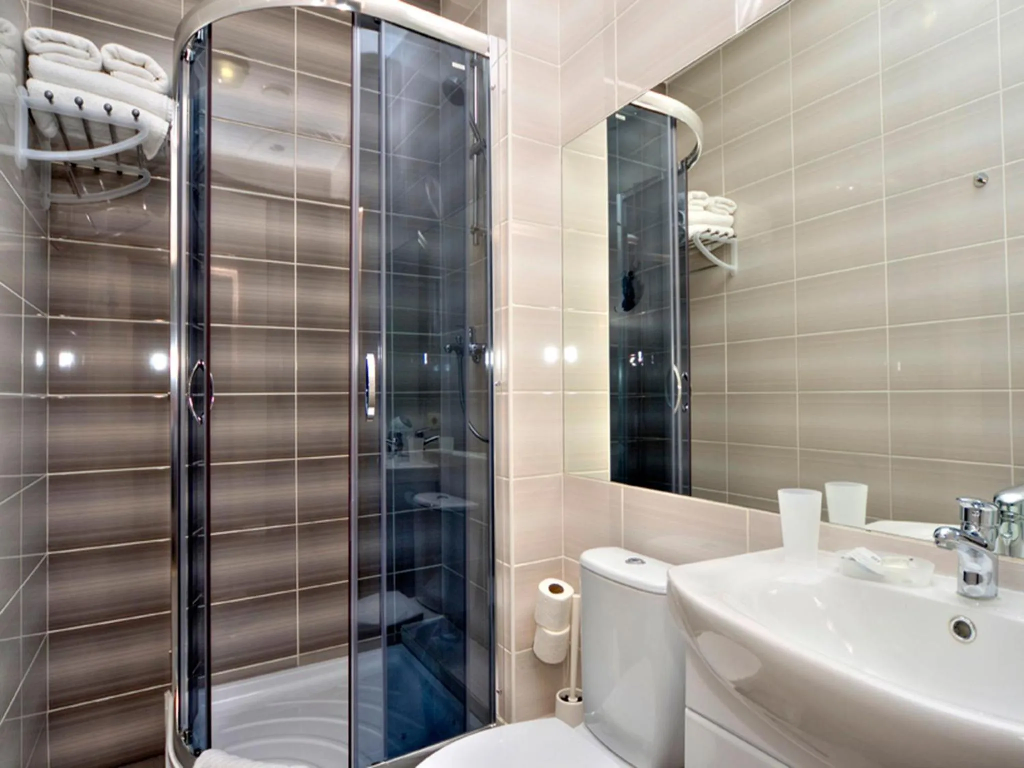 Bathroom in Golden Gate Inn