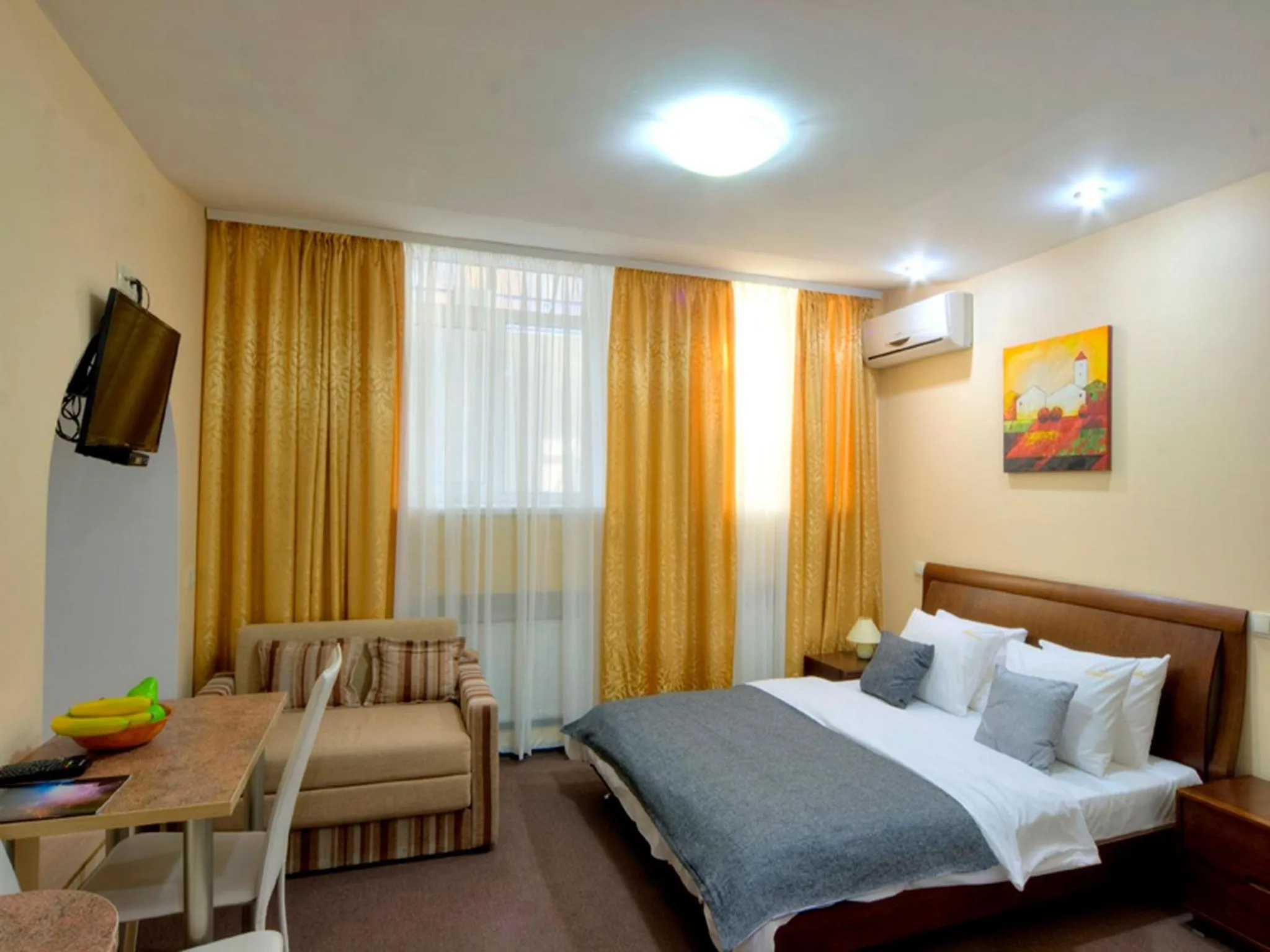 Photo of the whole room, Bed in Golden Gate Inn