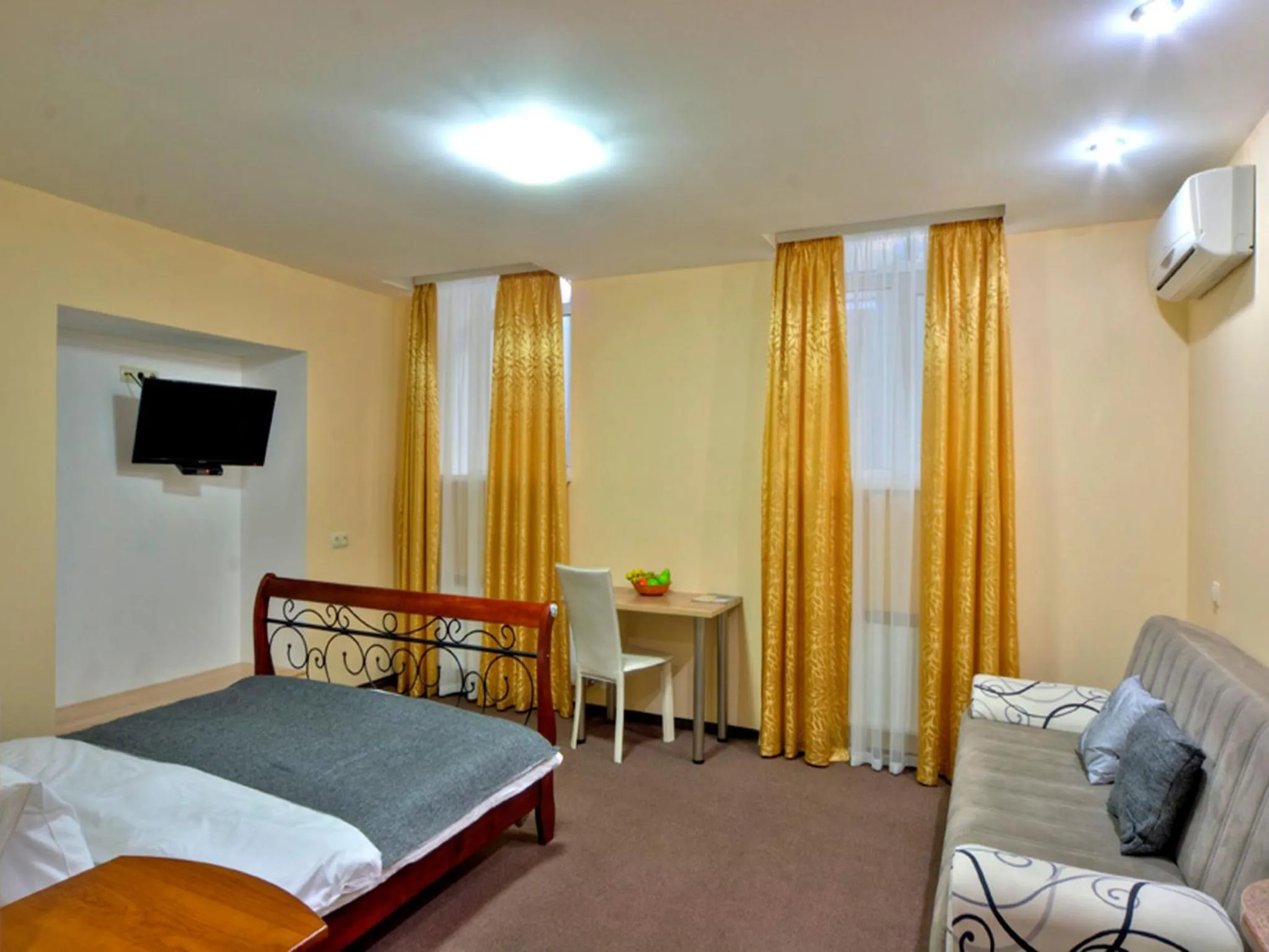 Photo of the whole room, Bed in Golden Gate Inn