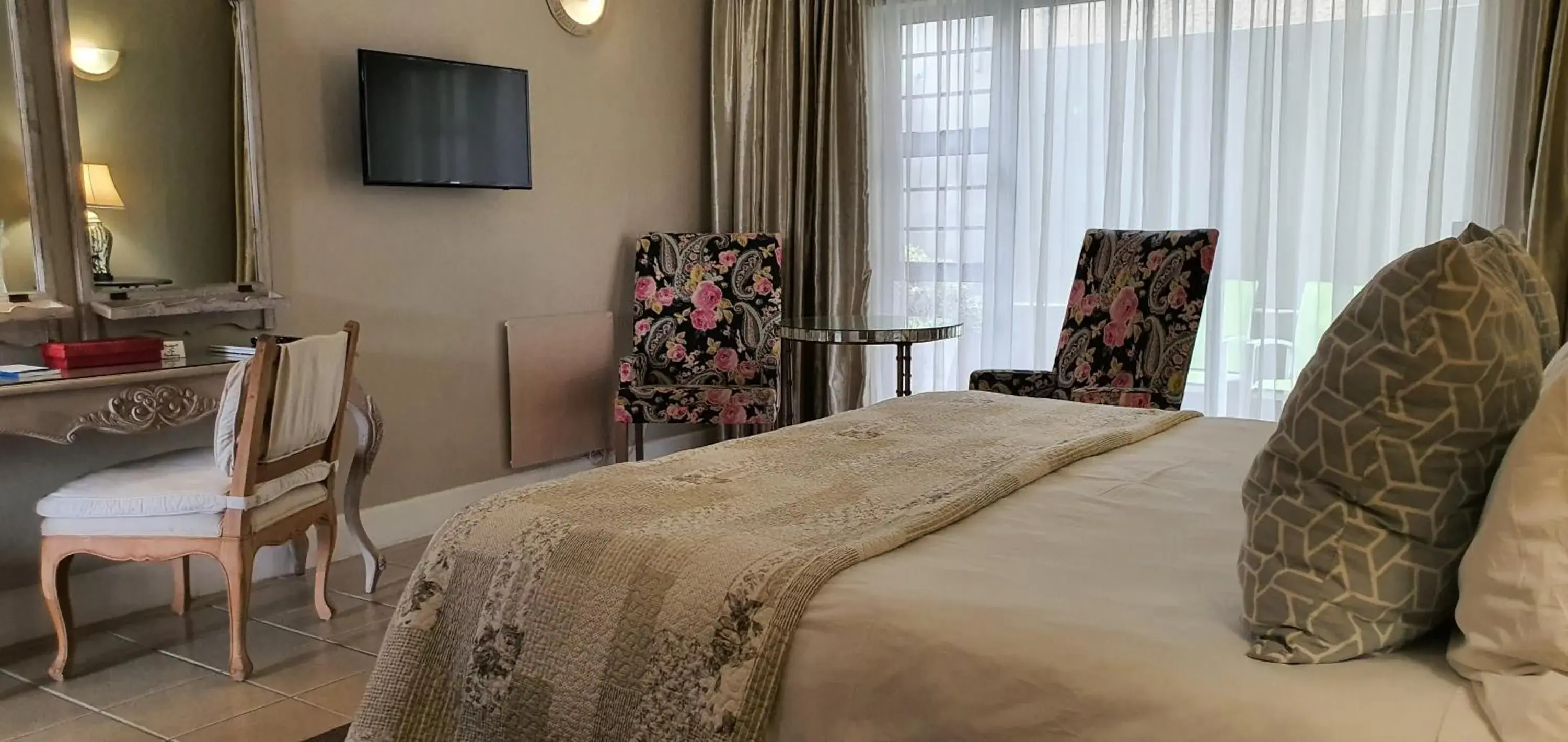 Communal lounge/ TV room, Bed in The Mandyville Jeffreys Bay Communal lounge/ TV room, Bed in The Mandyville Jeffreys Bay