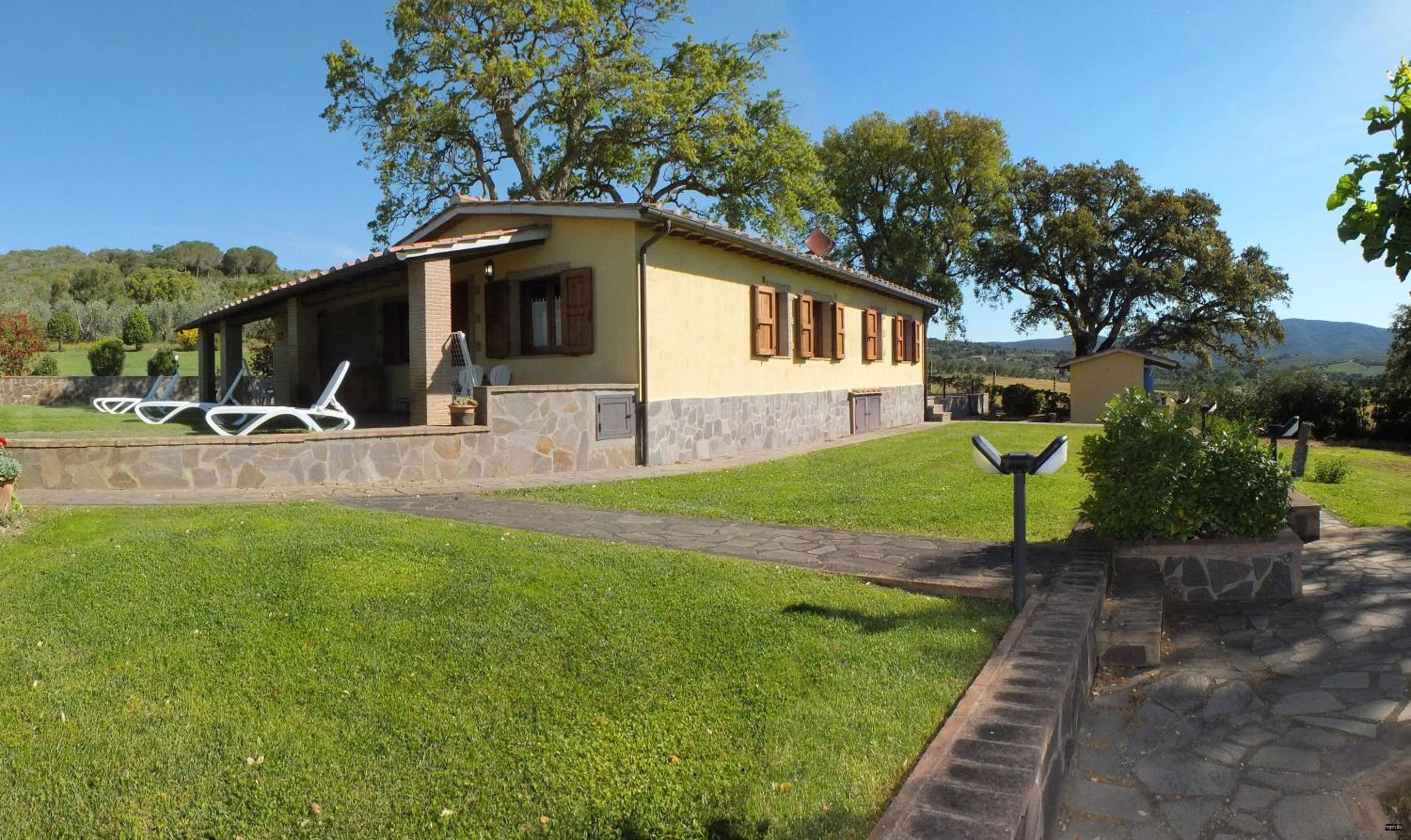 Property building in La Merla