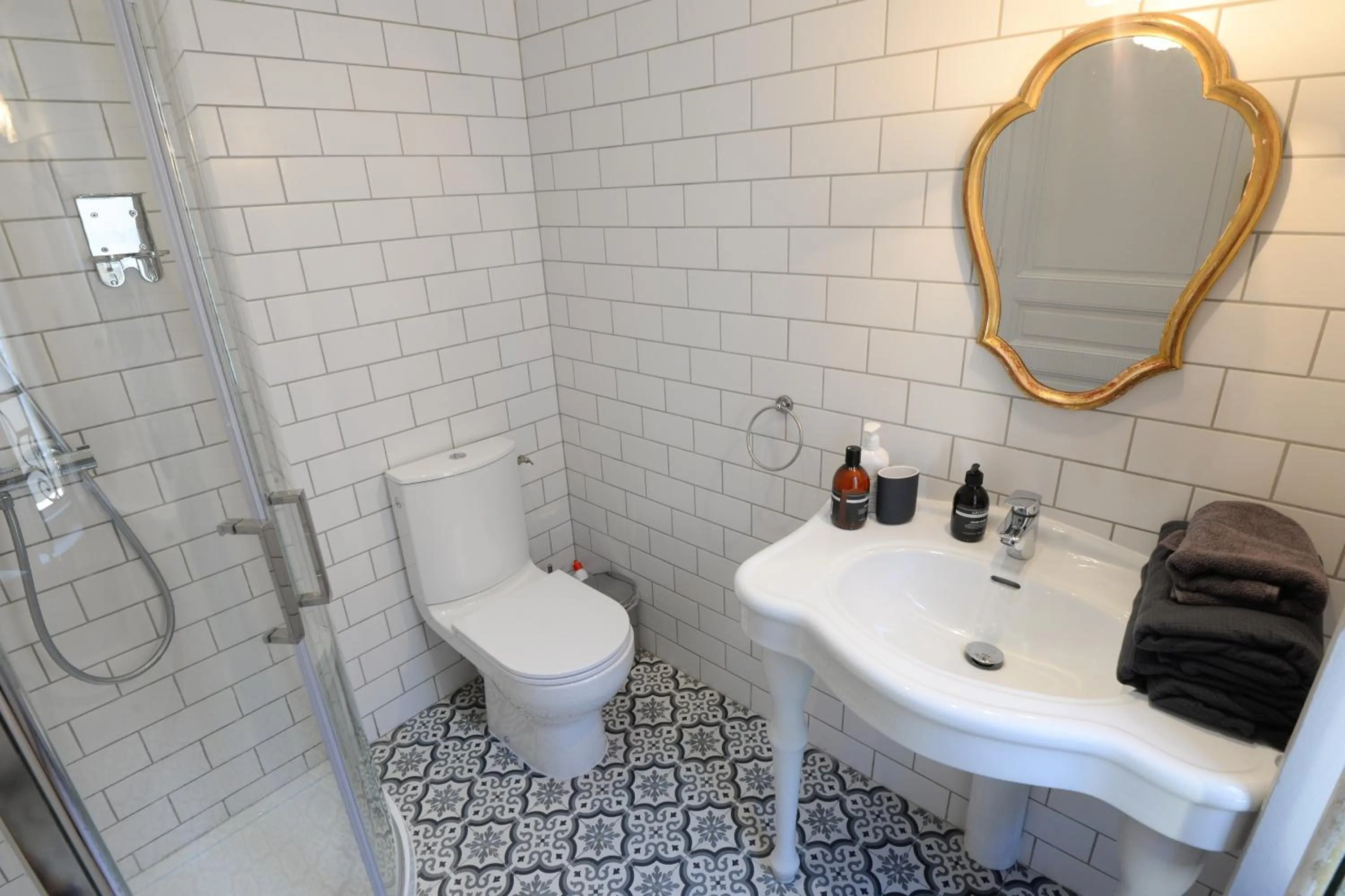 Bathroom in La Maison de L' Ambassadeur Carcassonne B&B