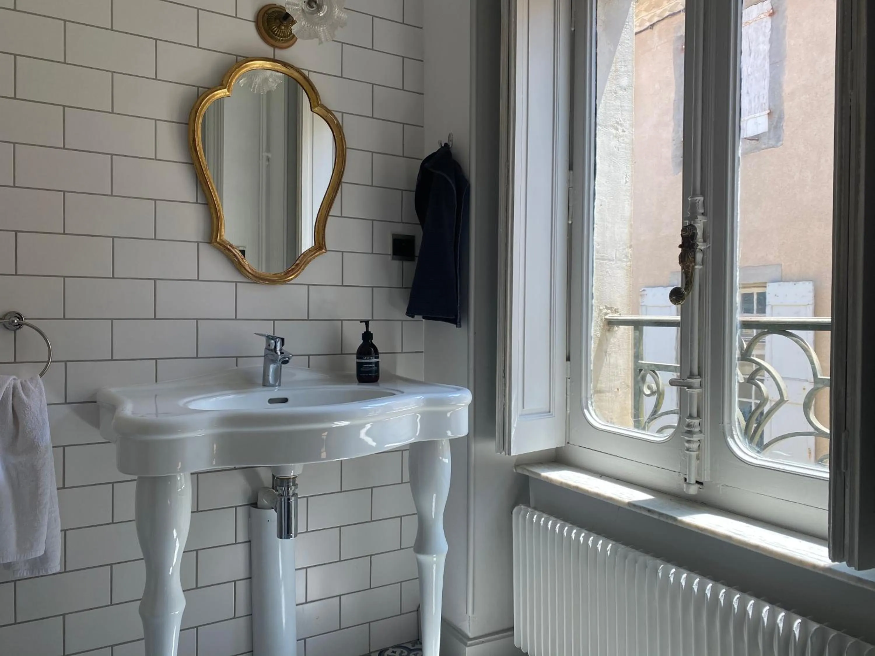 Bathroom in La Maison de L' Ambassadeur Carcassonne B&B