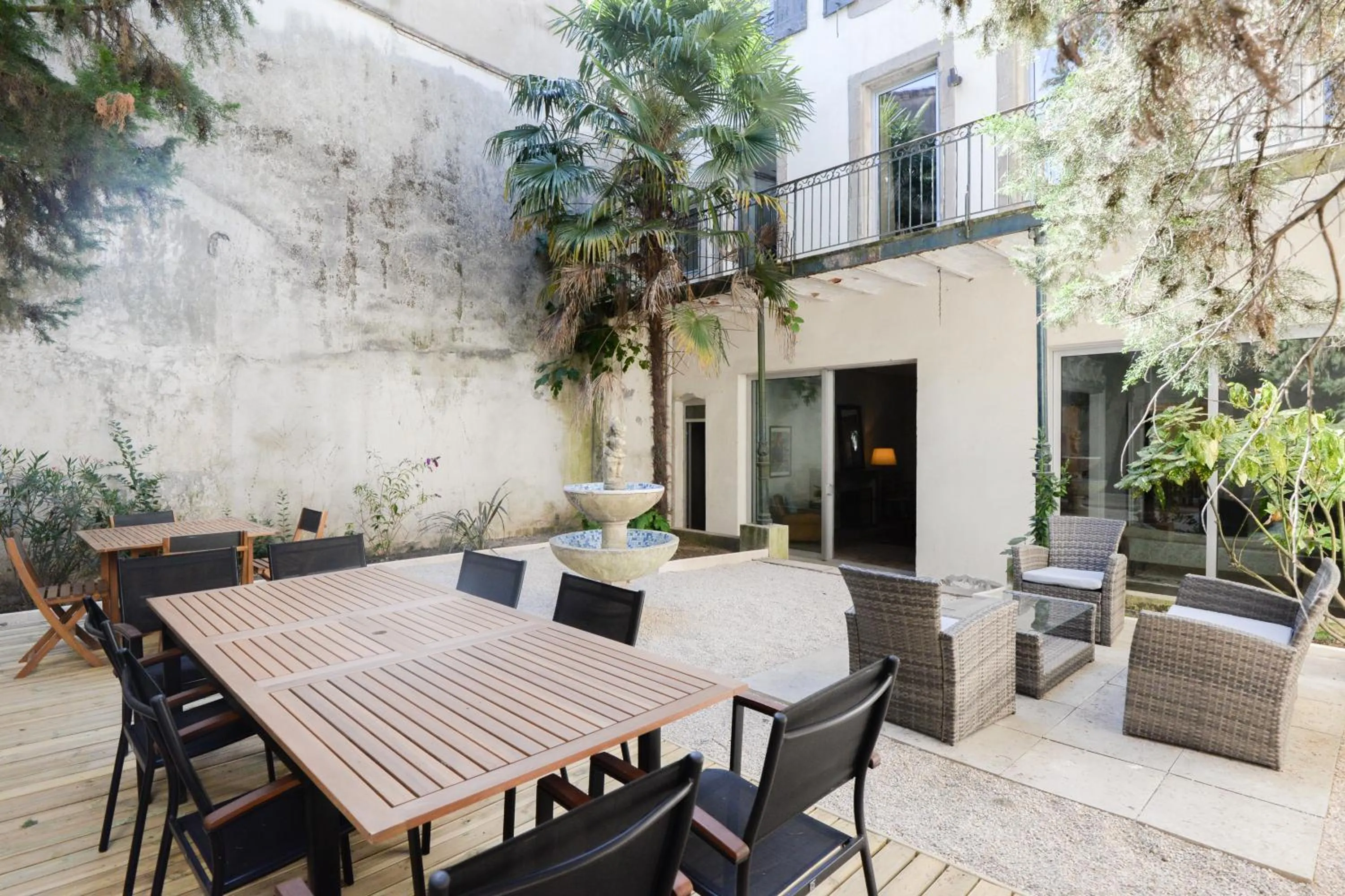 Patio in La Maison de L' Ambassadeur Carcassonne B&B