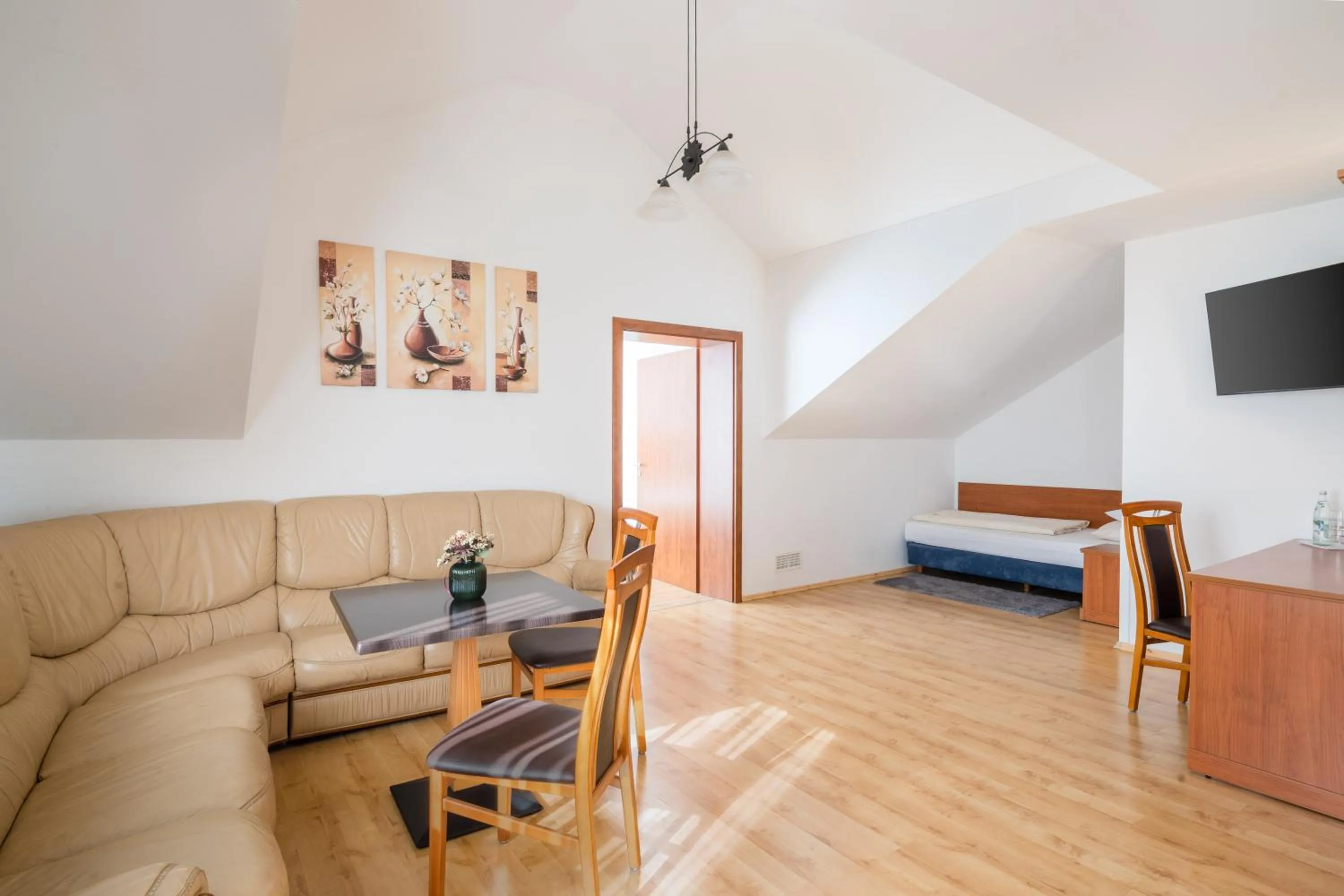 Photo of the whole room, Bed in Hotel Meridian ***superior