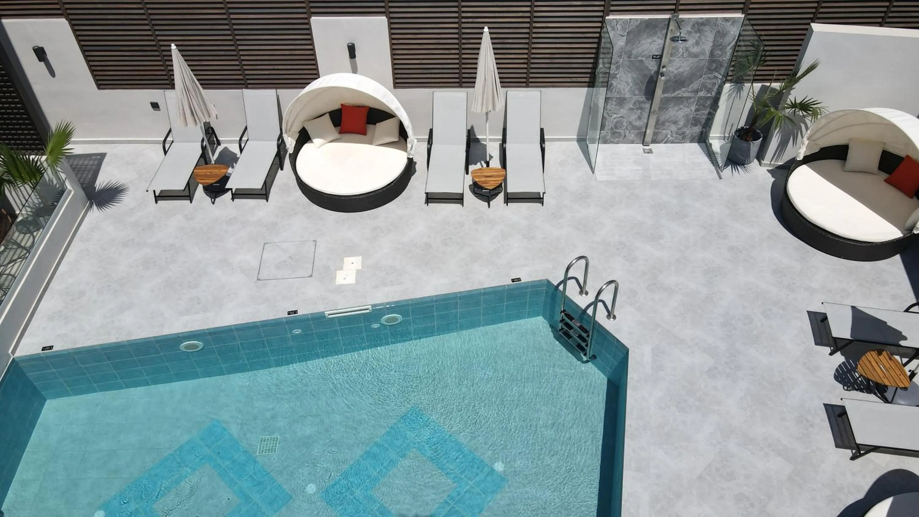 Swimming pool in xSuites Hotel