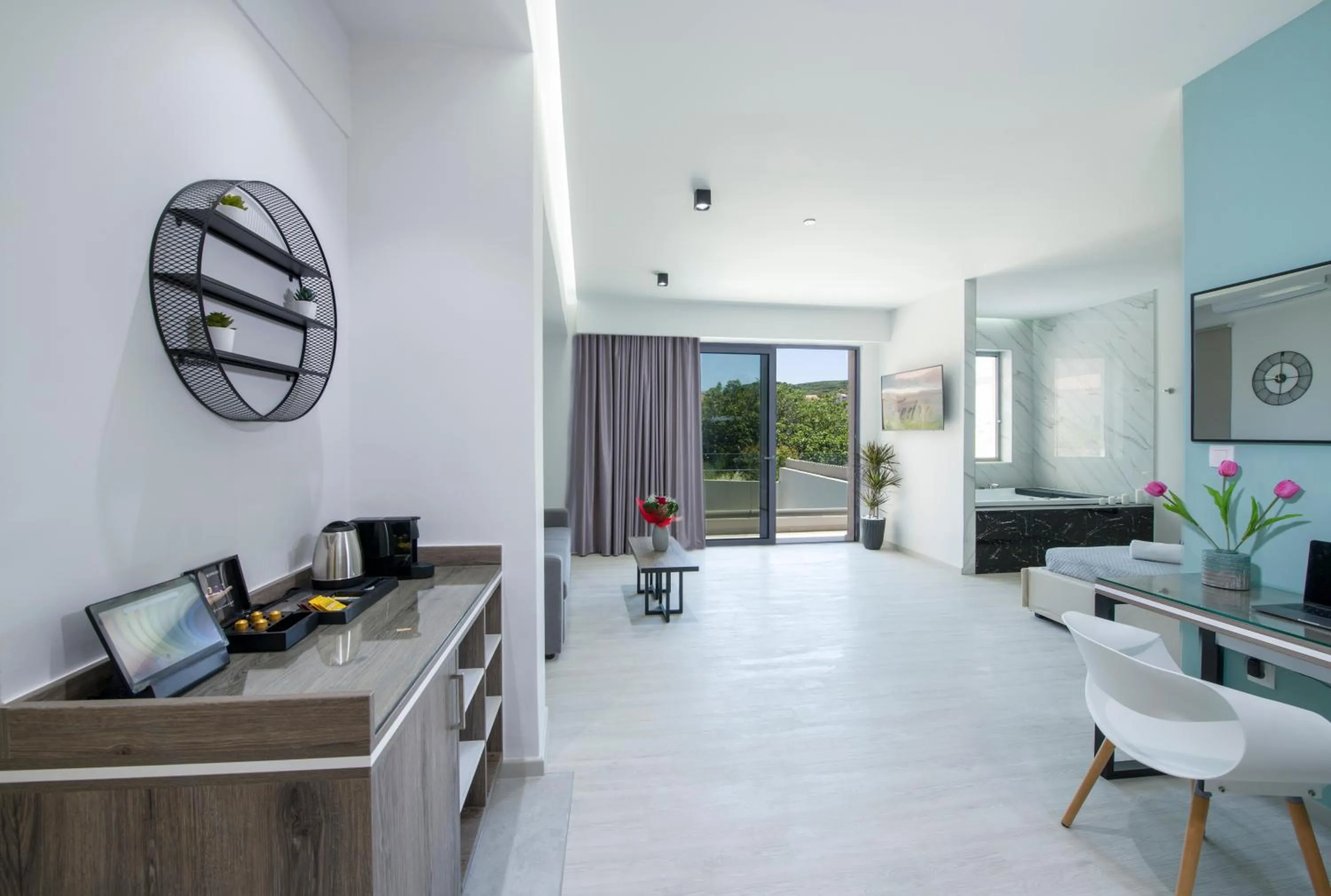 Photo of the whole room in xSuites Hotel