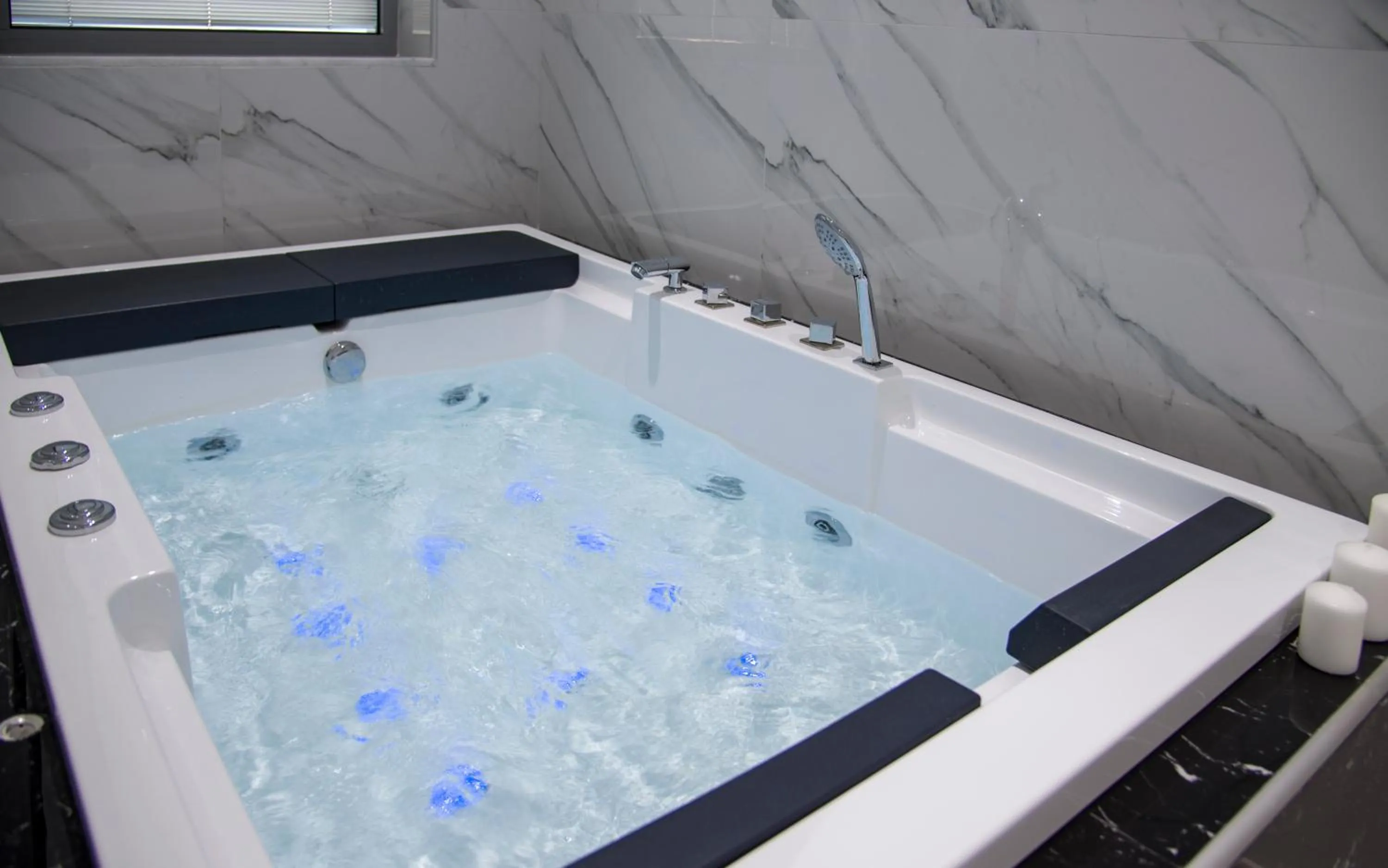 Hot Tub in xSuites Hotel