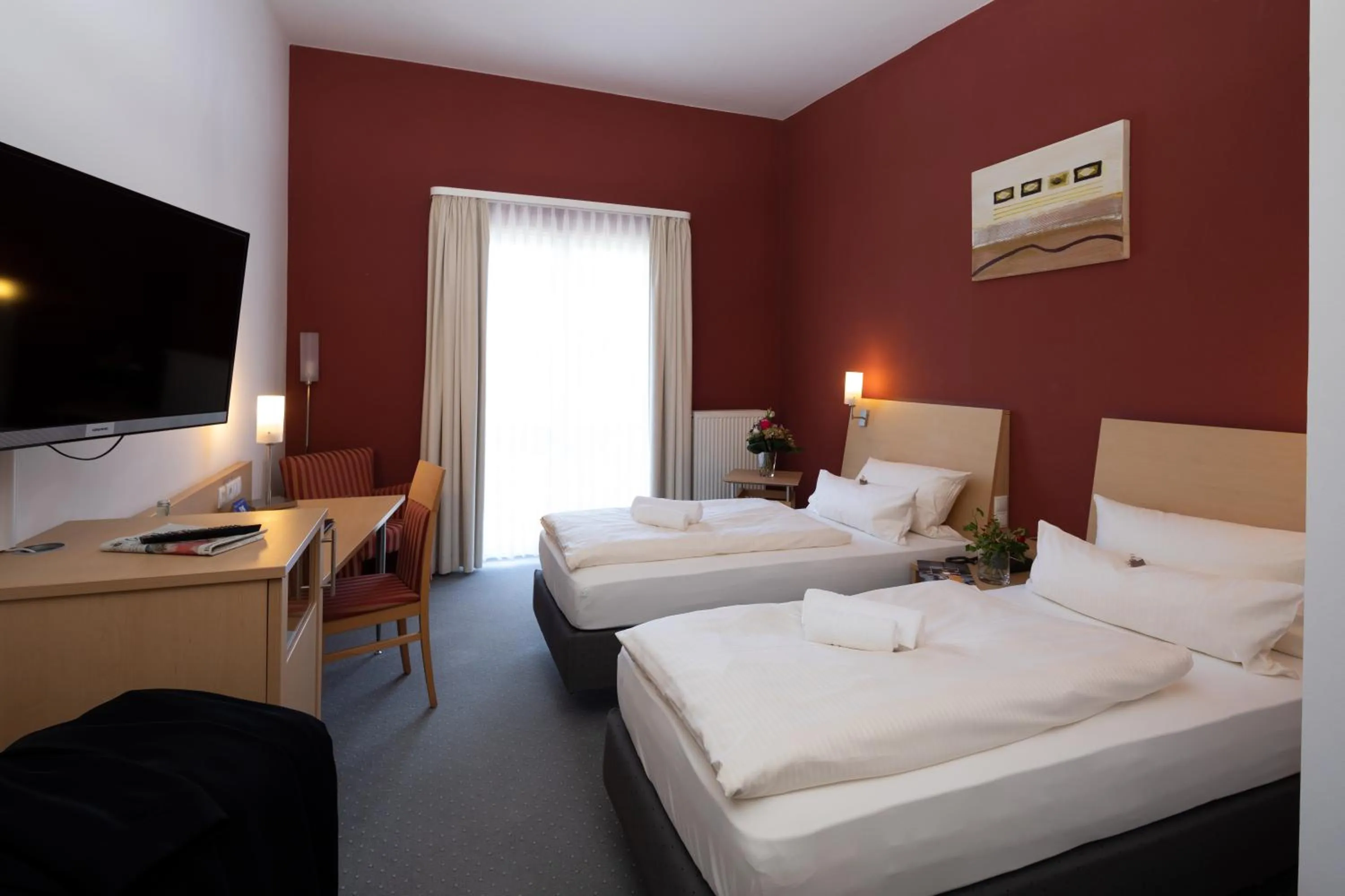 Photo of the whole room, Bed in Hotel Mainpromenade ***S