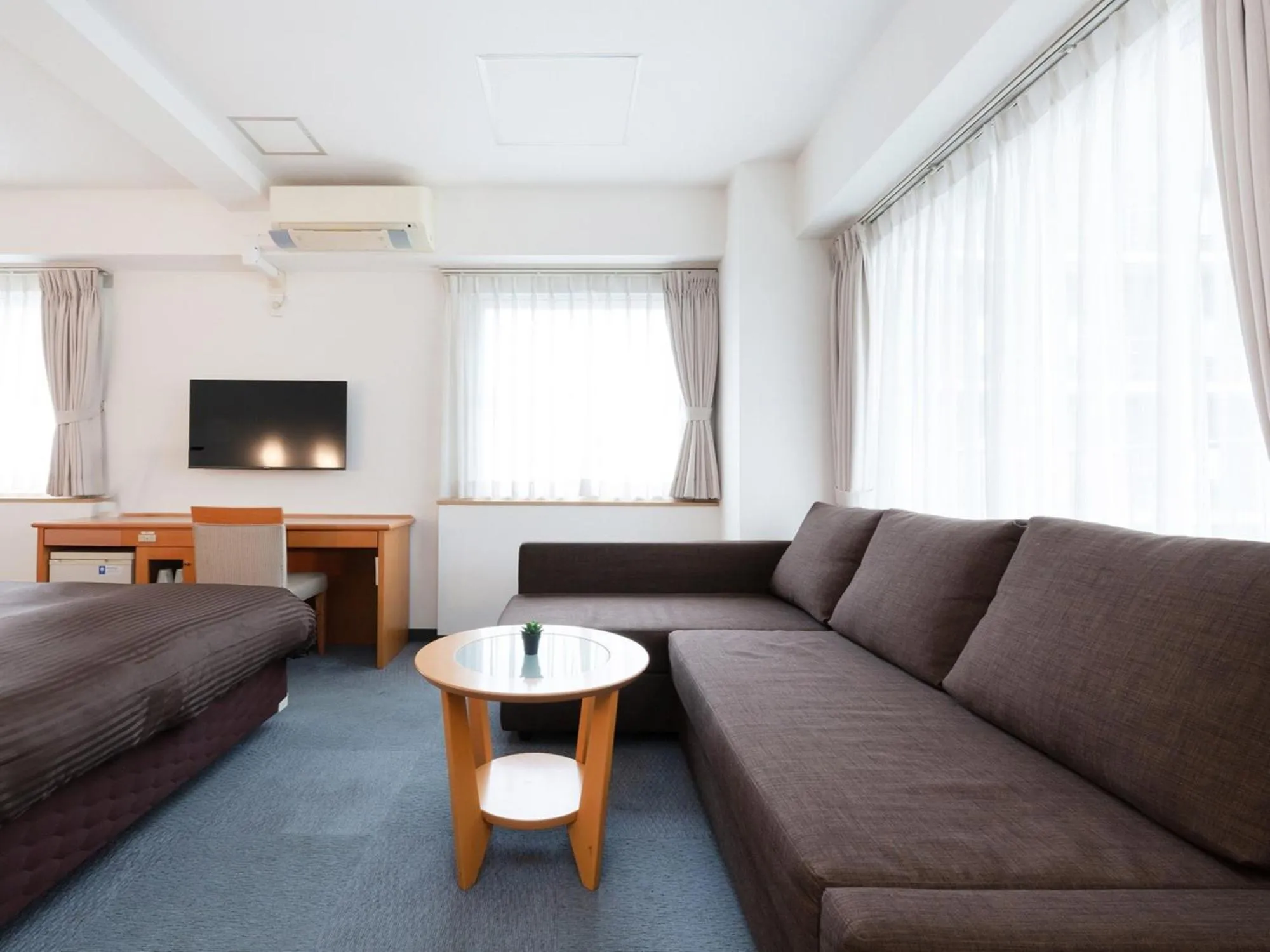 Photo of the whole room in The OneFive Osaka Sakaisuji