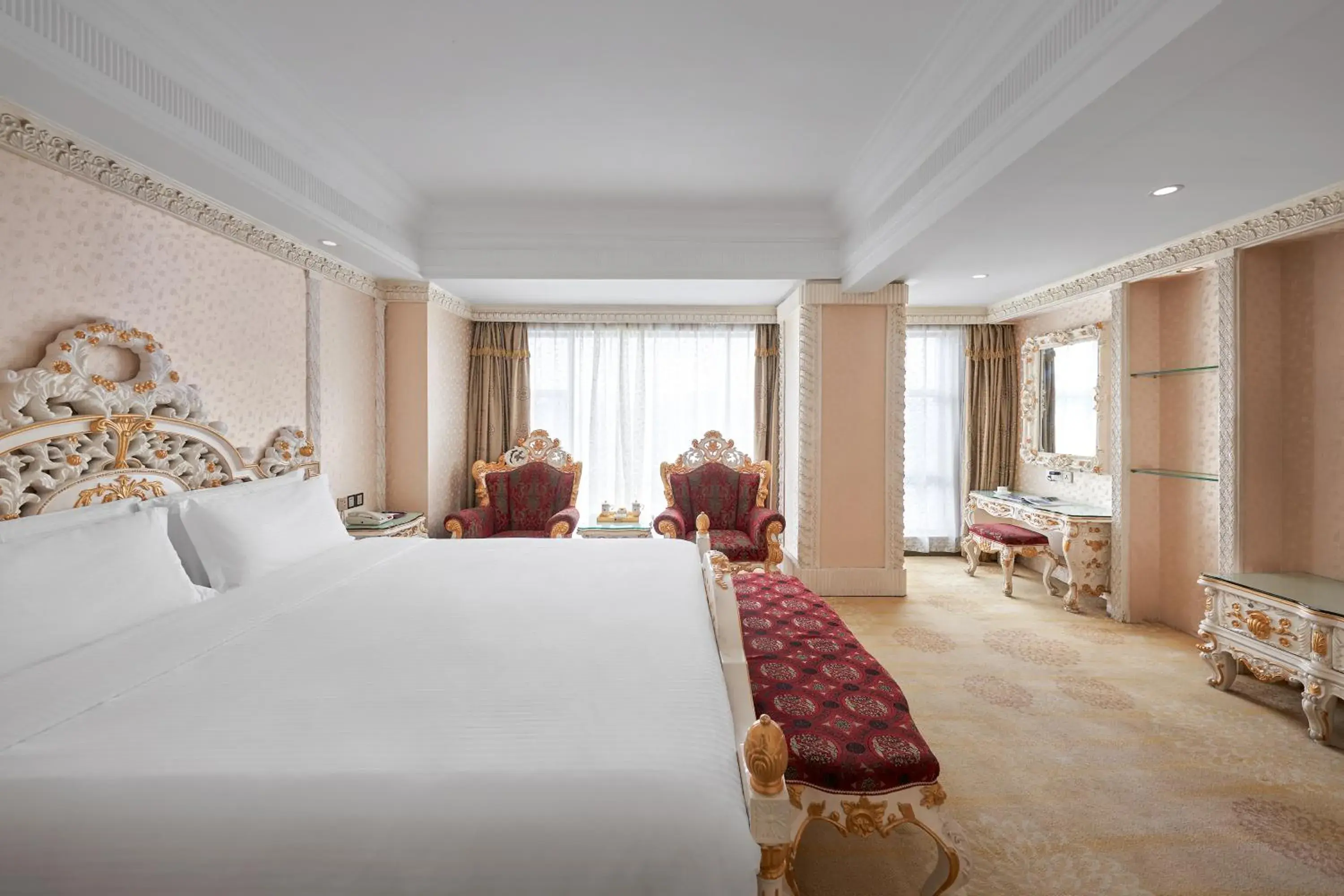 Photo of the whole room, Bed in Nanyang King's Gate Hotel--Free Shuttle Service to Canton Fair Photo of the whole room, Bed in Nanyang King's Gate Hotel--Free Shuttle Service to Canton Fair