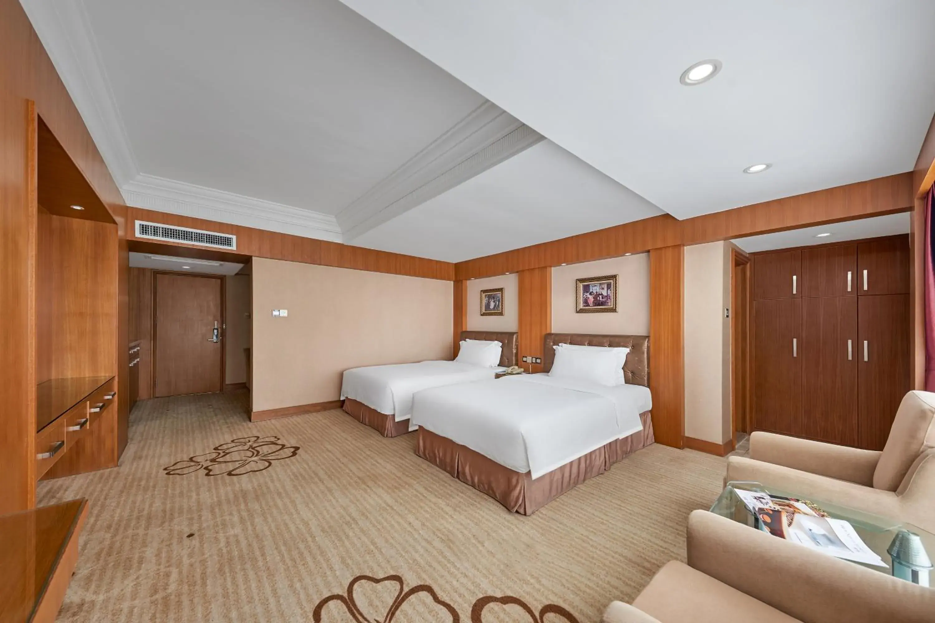 Photo of the whole room, Bed in Nanyang King's Gate Hotel--Free Shuttle Service to Canton Fair Photo of the whole room, Bed in Nanyang King's Gate Hotel--Free Shuttle Service to Canton Fair