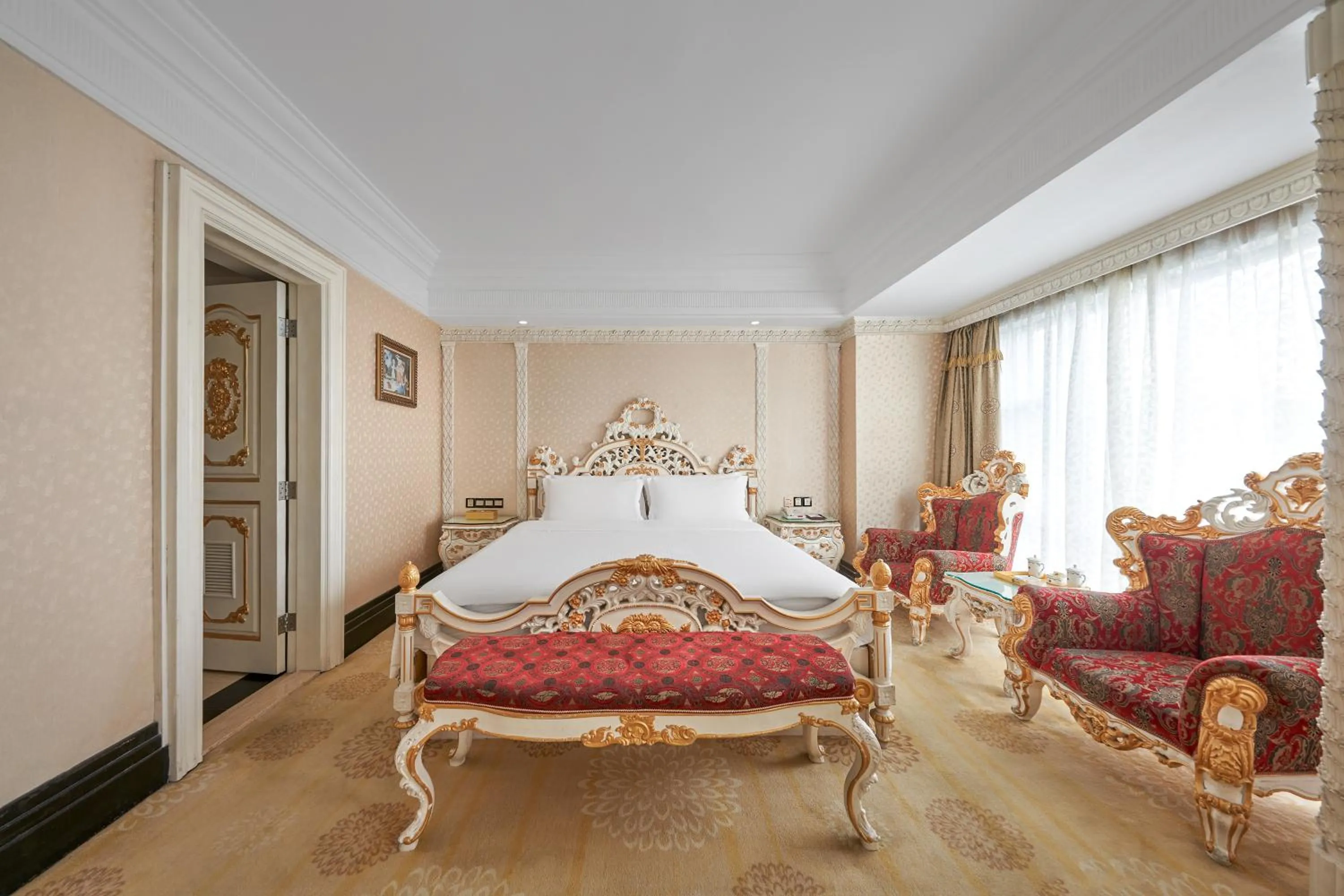 Living room, Bed in Nanyang King's Gate Hotel--Free Shuttle Service to Canton Fair