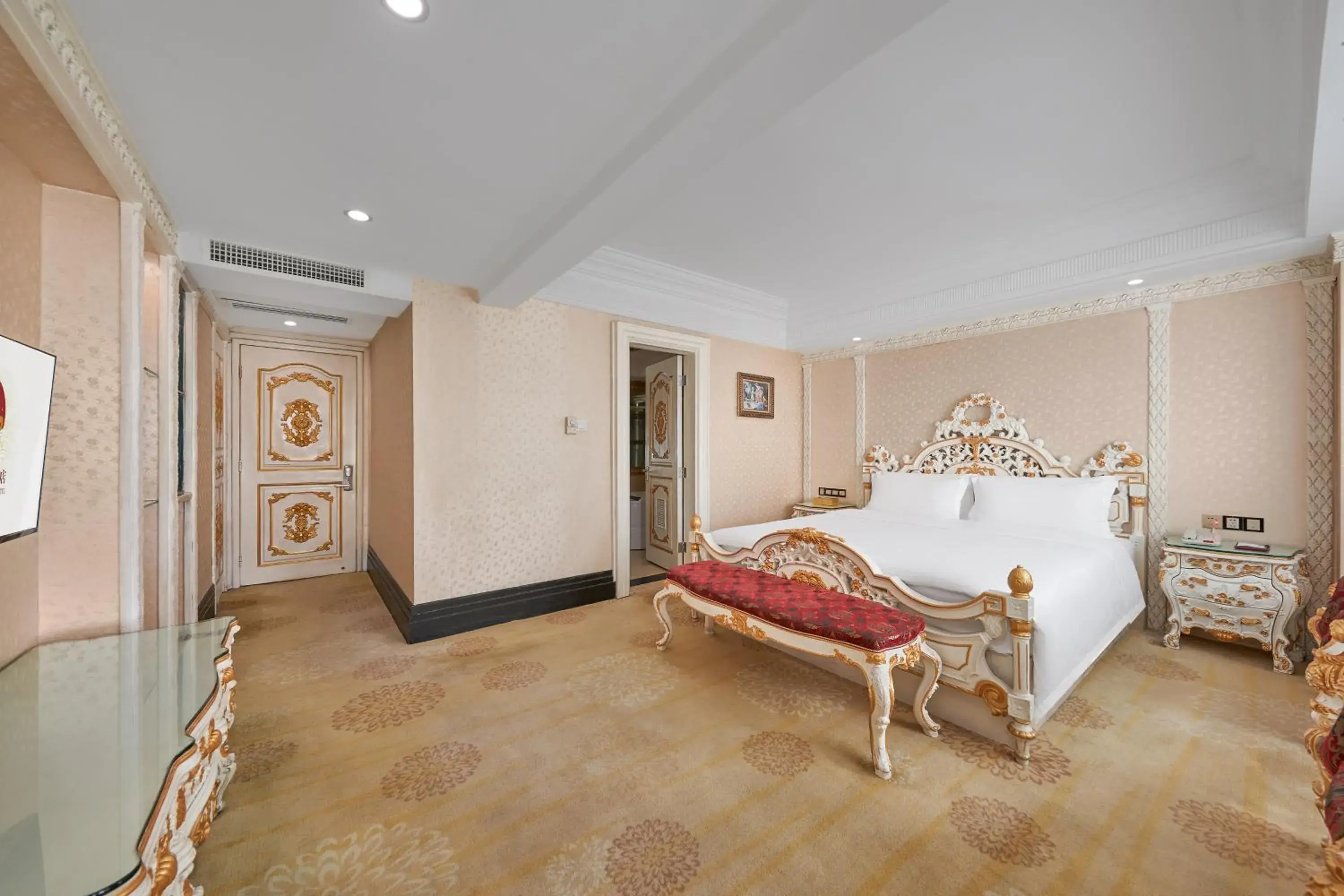 Photo of the whole room, Bed in Nanyang King's Gate Hotel--Free Shuttle Service to Canton Fair Photo of the whole room, Bed in Nanyang King's Gate Hotel--Free Shuttle Service to Canton Fair