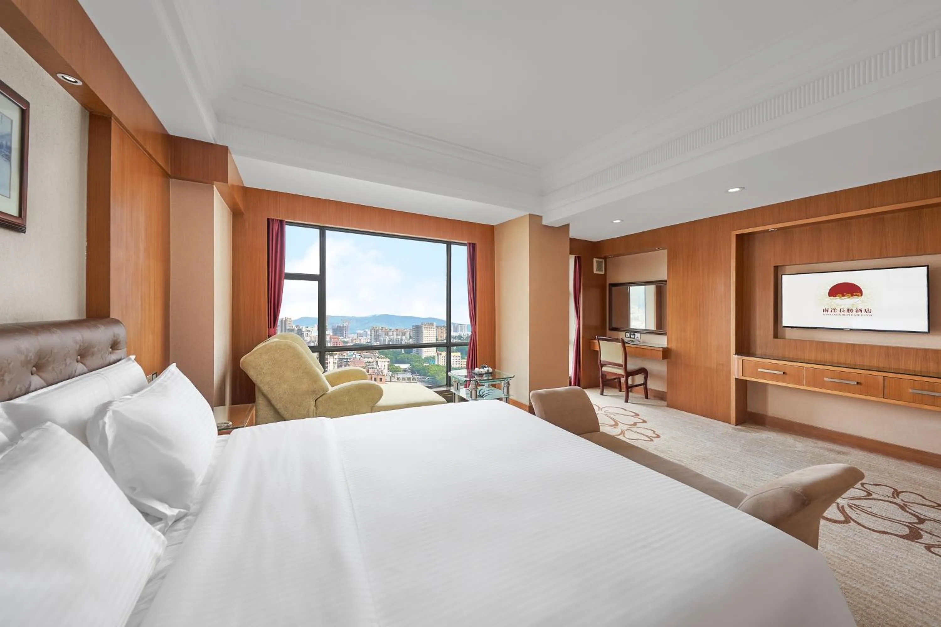 Bedroom, Bed in Nanyang King's Gate Hotel--Free Shuttle Service to Canton Fair