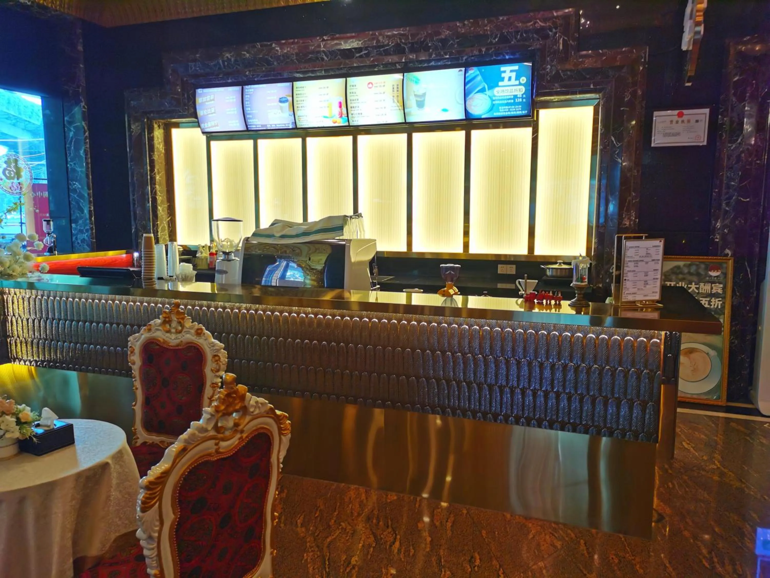 Lounge or bar in Nanyang King's Gate Hotel--Free Shuttle Service to Canton Fair
