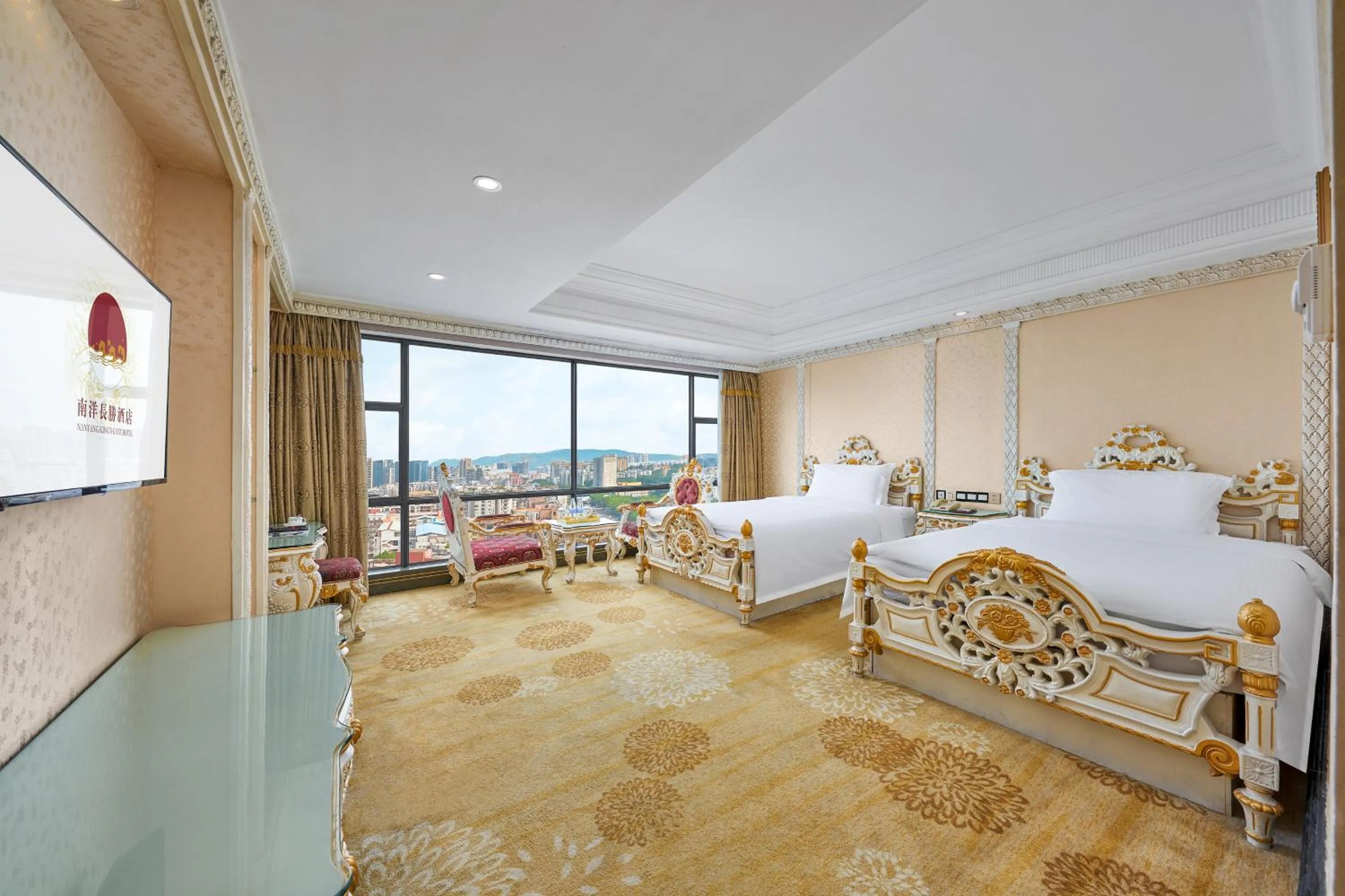 Living room, Bed in Nanyang King's Gate Hotel--Free Shuttle Service to Canton Fair