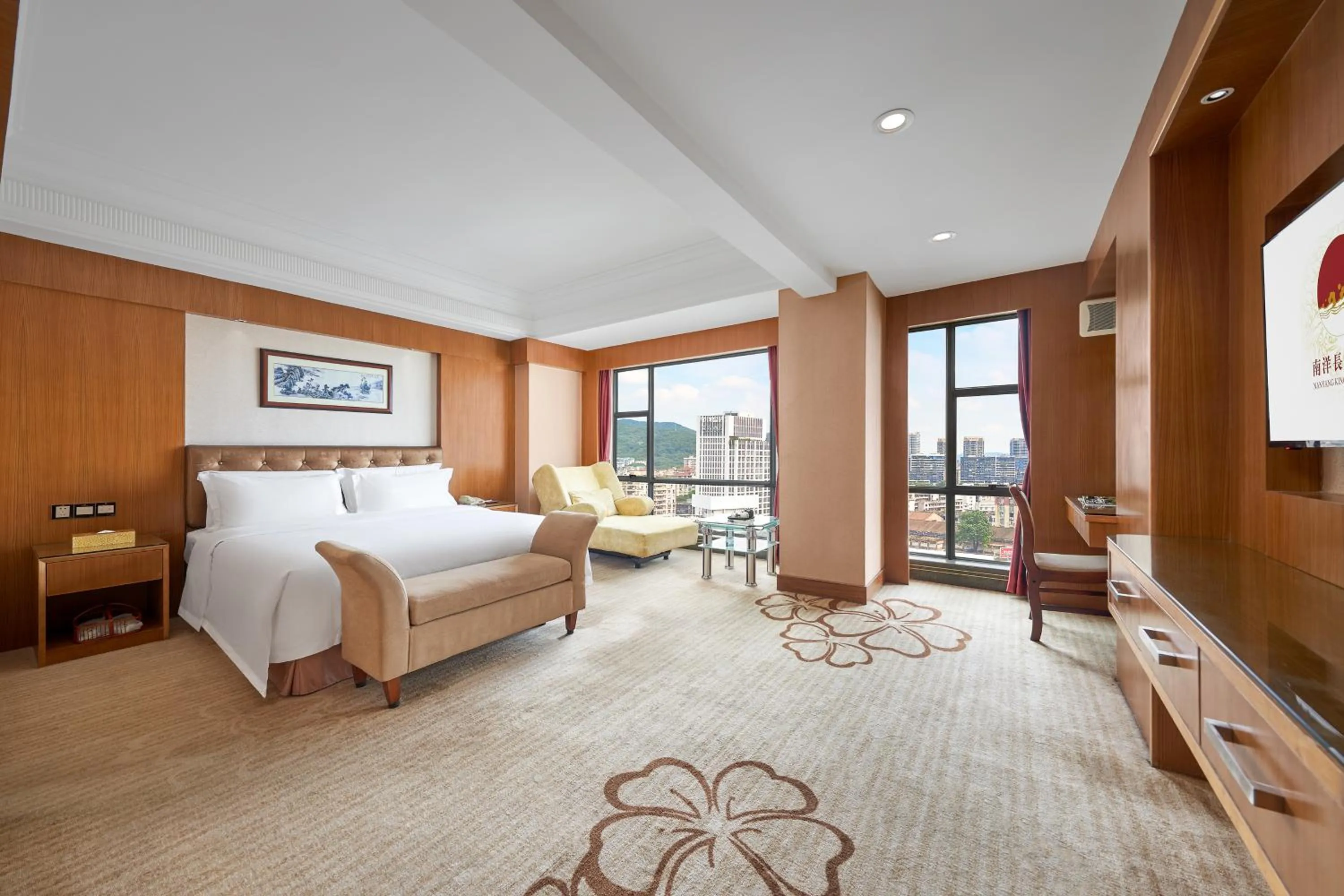 Living room, Bed in Nanyang King's Gate Hotel--Free Shuttle Service to Canton Fair