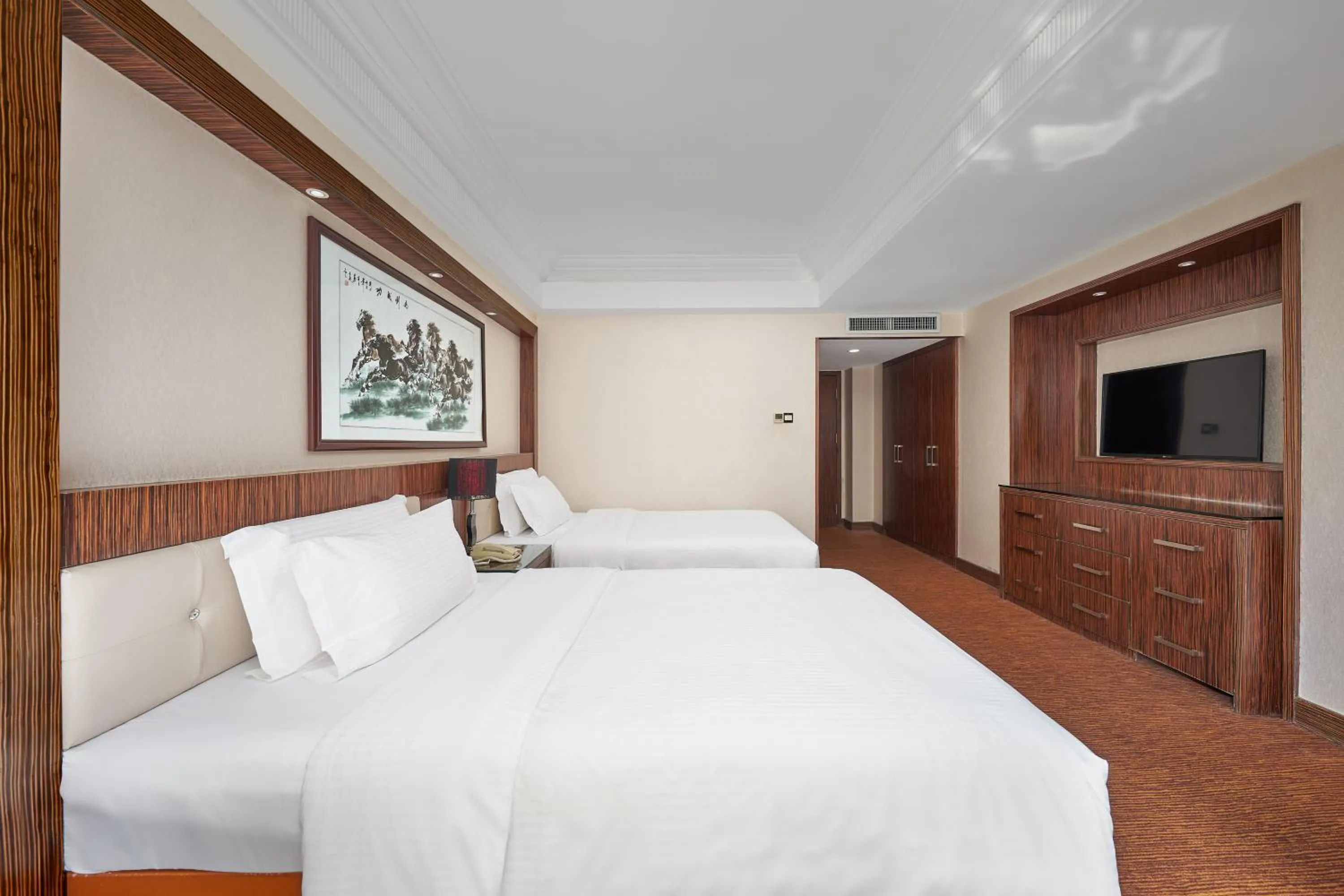 Communal lounge/ TV room, Bed in Nanyang King's Gate Hotel--Free Shuttle Service to Canton Fair