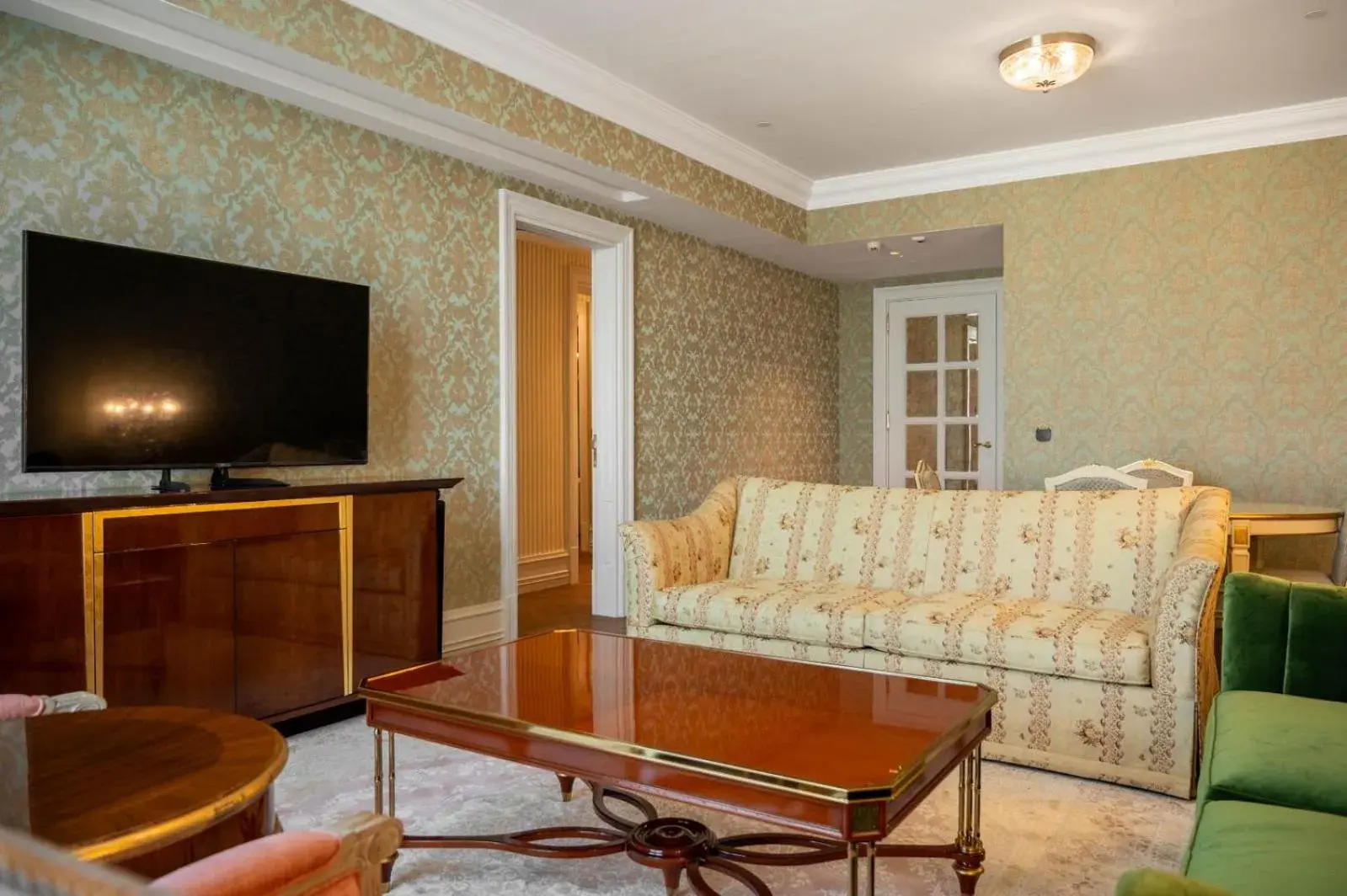 Living room in The Bentley Luxury Hotel & Suites Living room in The Bentley Luxury Hotel & Suites