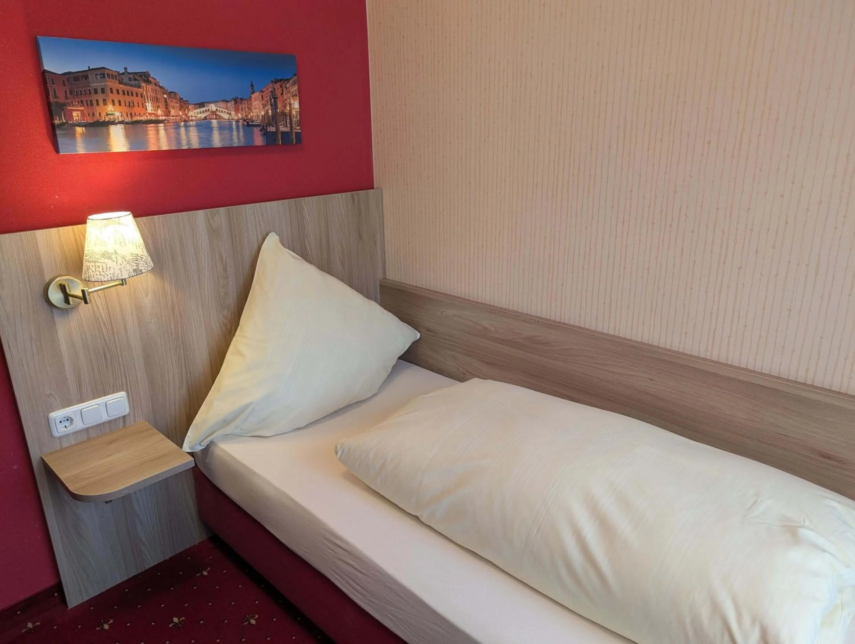 Bed in Stadthotel Augsburg