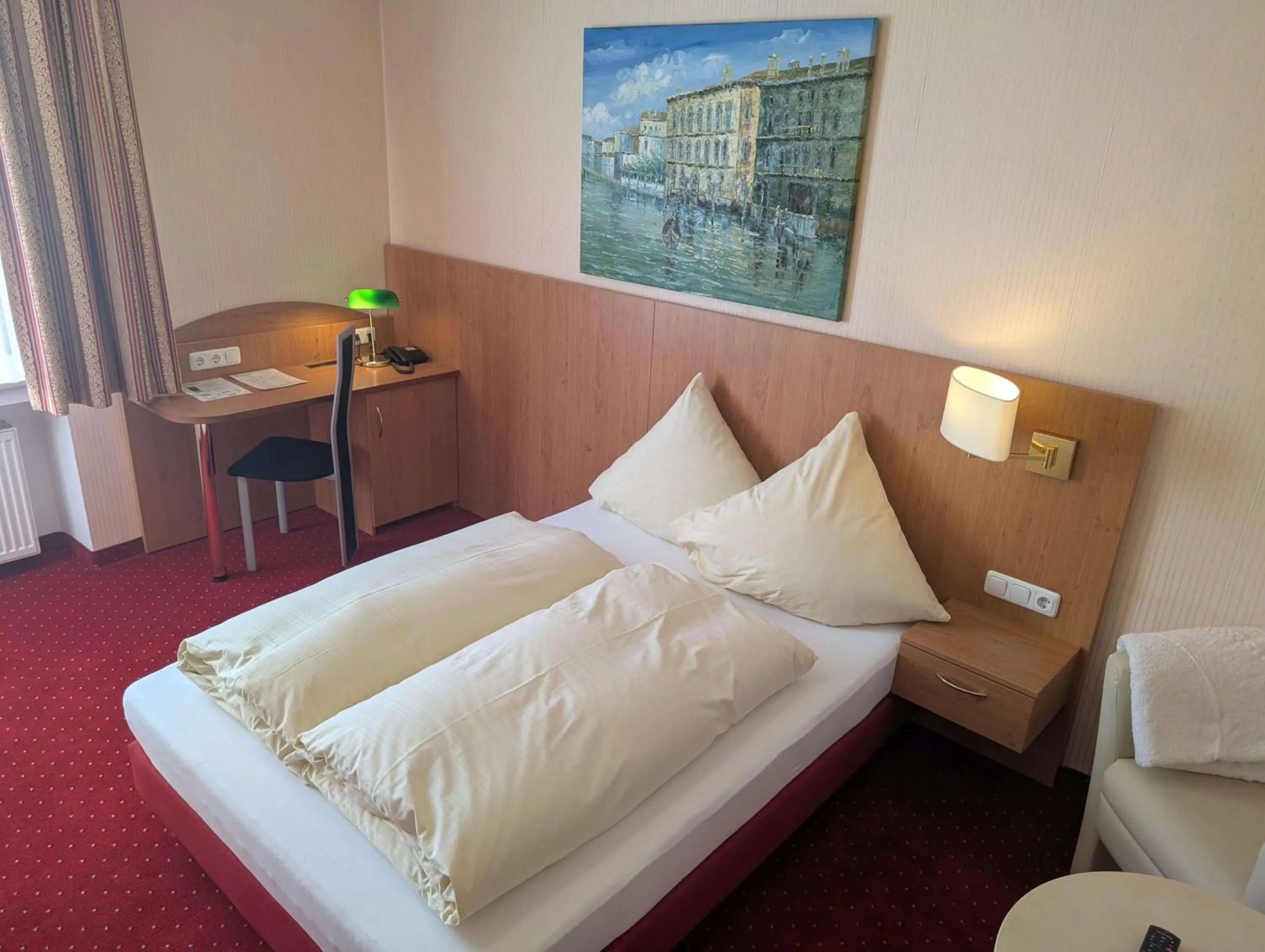 Bed in Stadthotel Augsburg