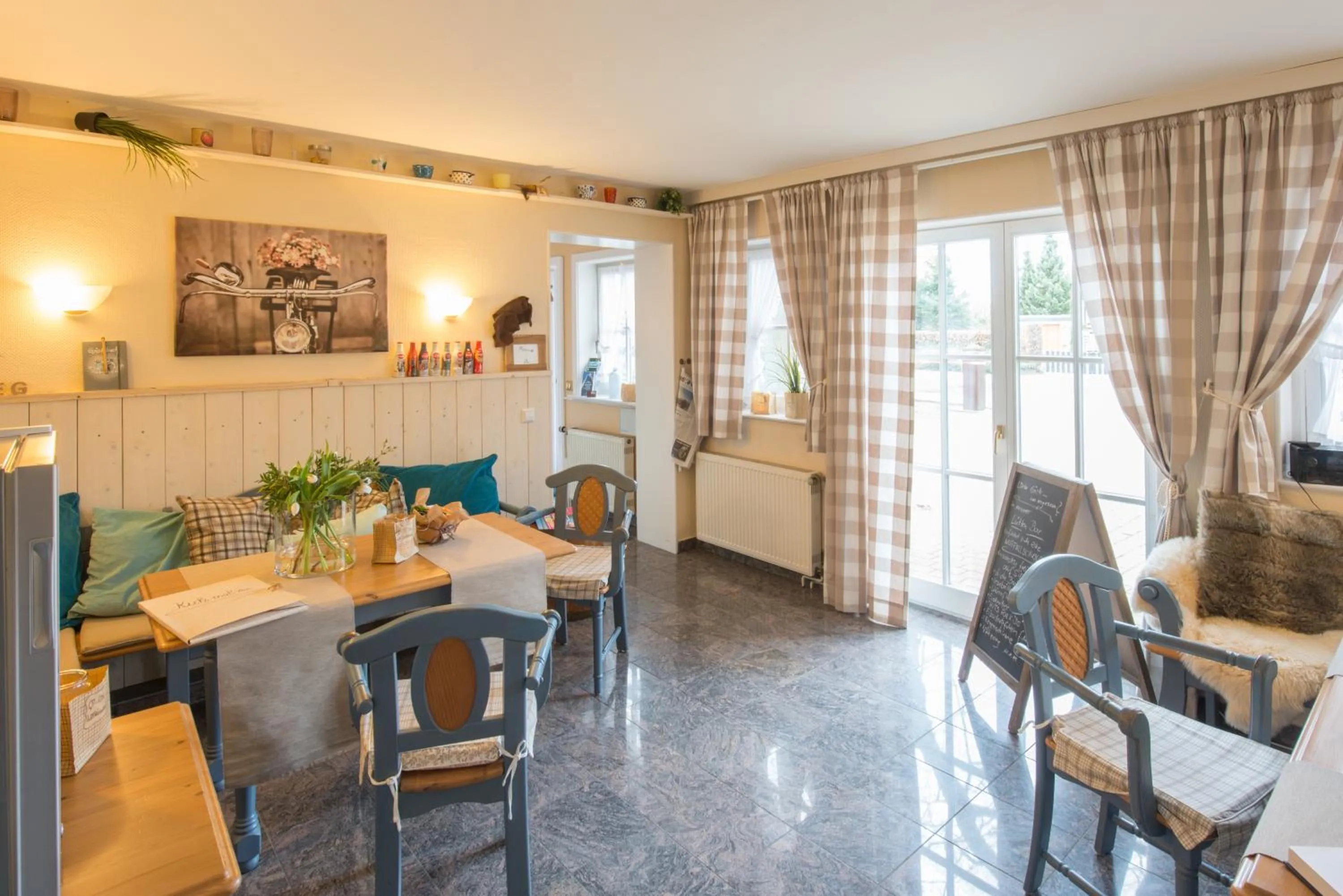 Communal lounge/ TV room in Hotel Auszeit