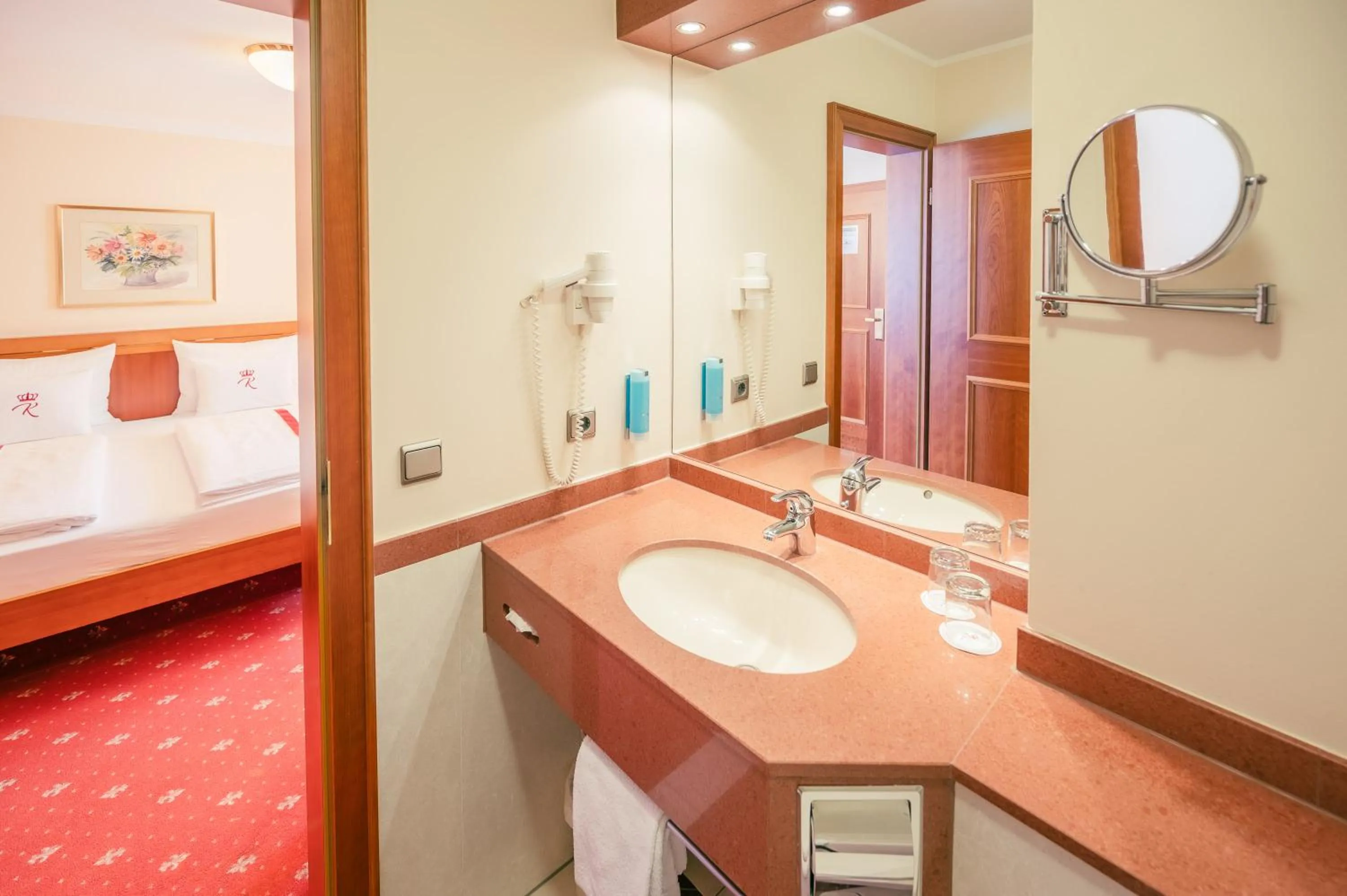 Bathroom, Bed in Hotel am Schlosspark Zum Kurfürst