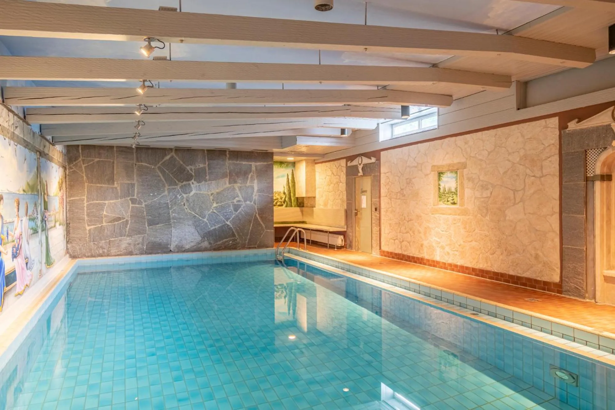 Swimming pool in Hotel am Schlosspark Zum Kurfürst